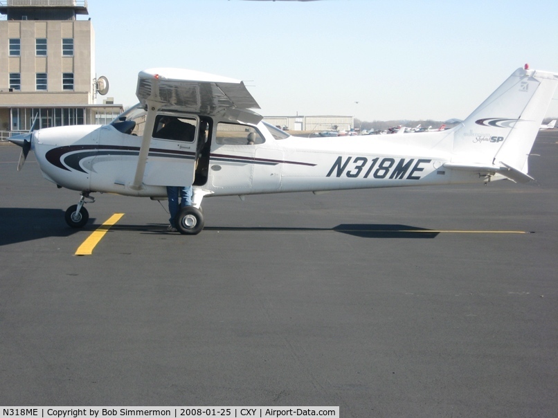 N318ME, 2000 Cessna 172S C/N 172S8563, On the ramp at Capital City in Harrisburg, PA