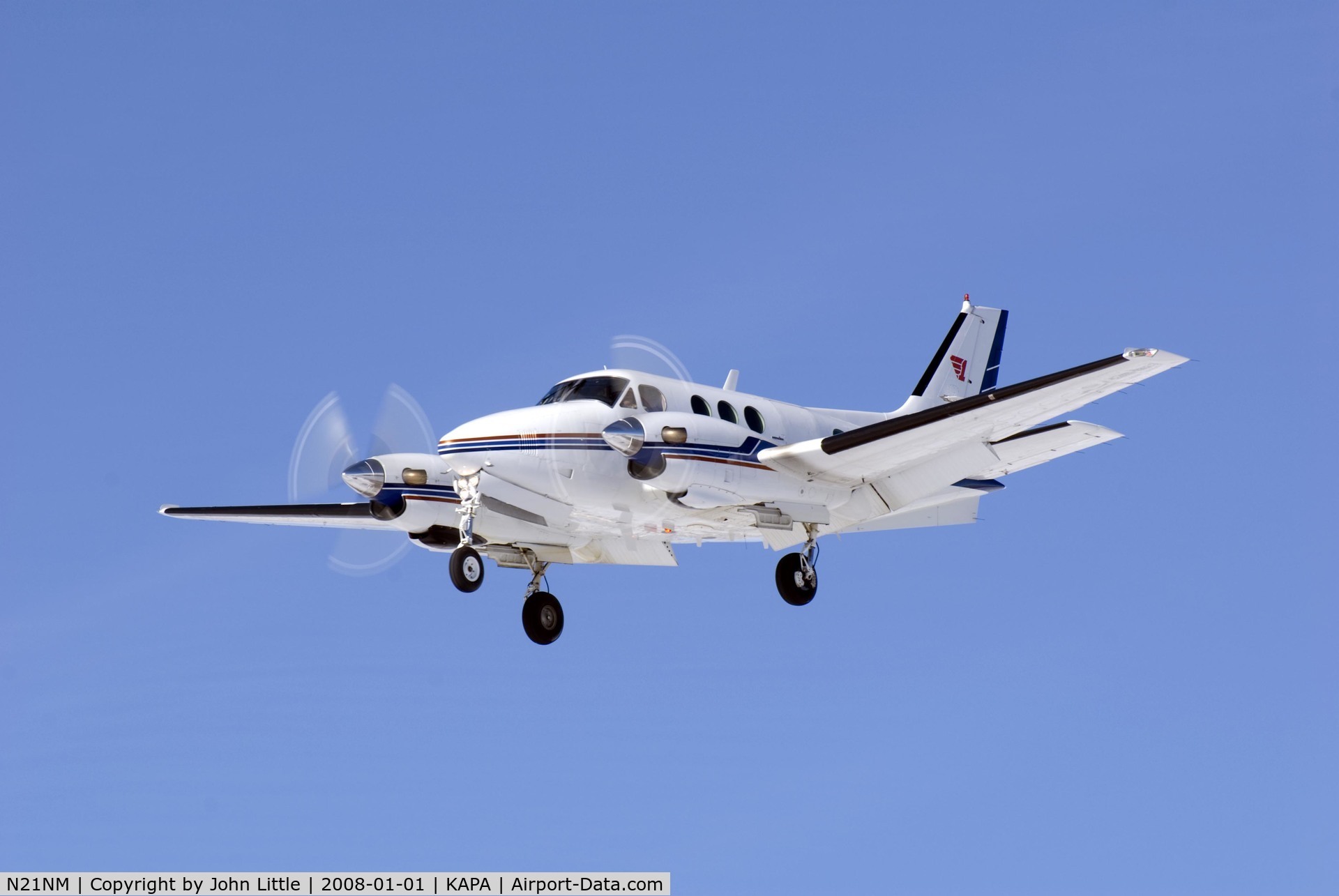 N21NM, Beech E-90 King Air C/N LW-336, Approach to 17L