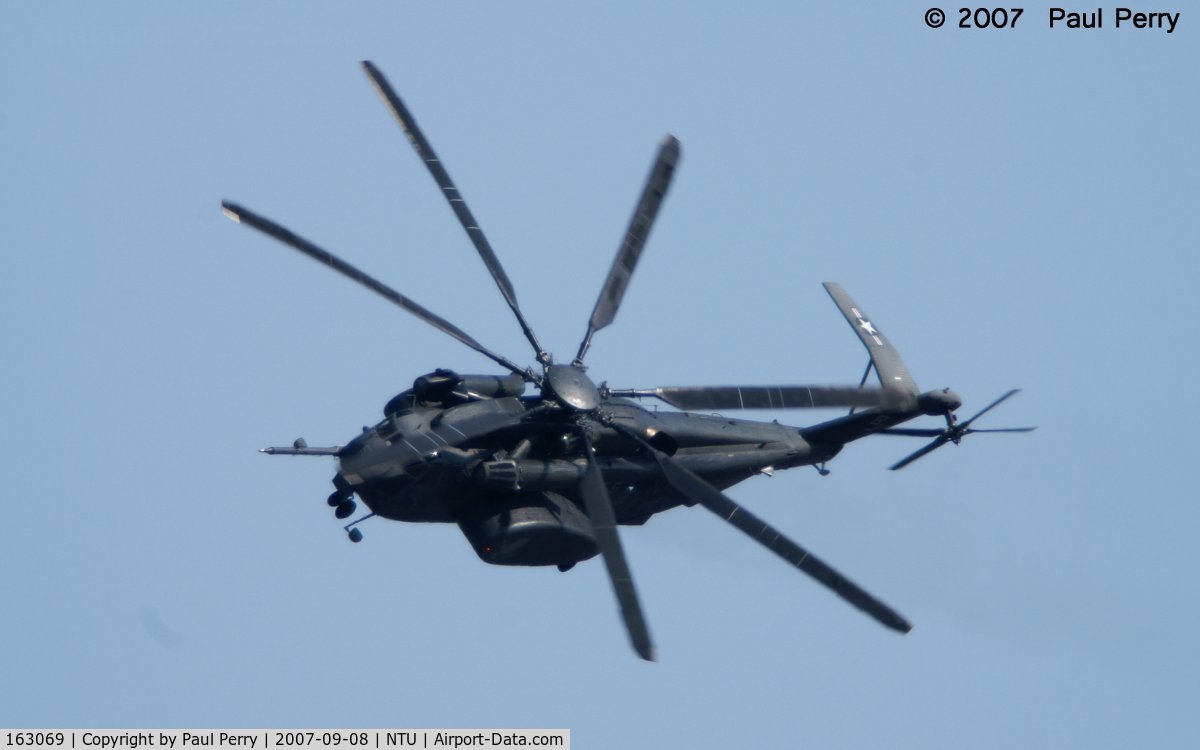 163069, Sikorsky MH-53E Sea Dragon C/N 65-569, Ripping past the corner of the showline.  A girl like this can get your attention