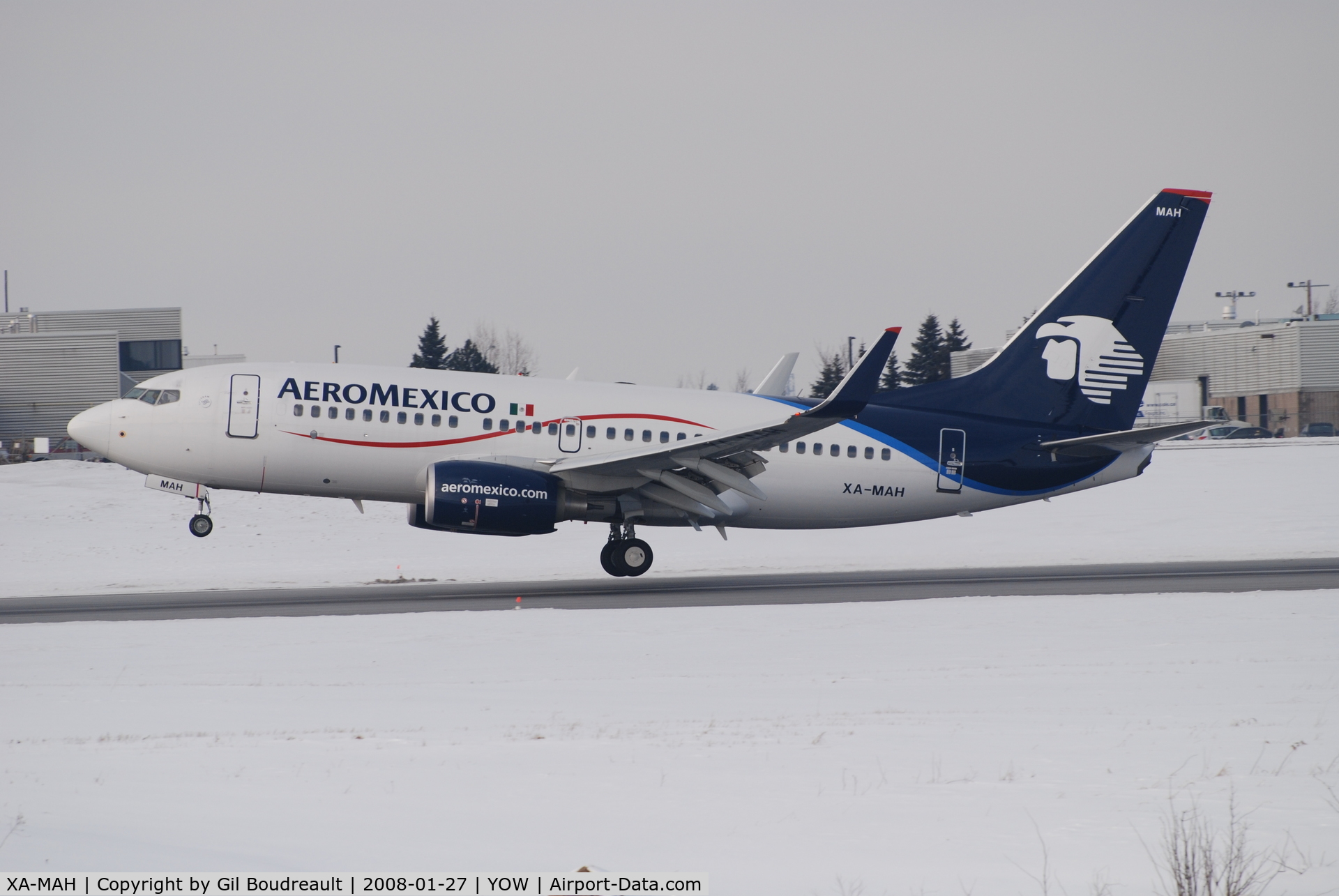 XA-MAH, 2007 Boeing 737-752 C/N 35122, Landing on runway 25