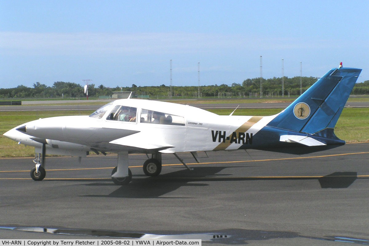 VH-ARN, 1976 Cessna 310R C/N 310R0611, Cessna 310R taxies in at Warnervale , New south Wales , Australia in 2005