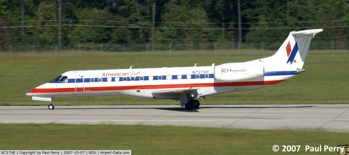 N727AE, 2000 Embraer ERJ-135LR (EMB-135LR) C/N 145326, Rolling out after landing