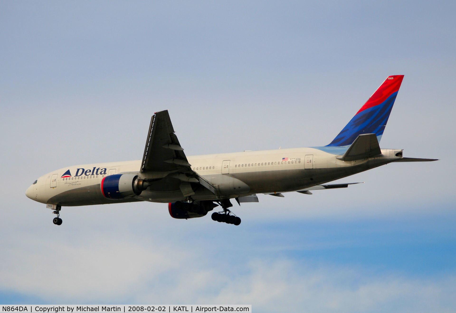 N864DA, 1999 Boeing 777-232 C/N 29736, Over the numbers of 26R