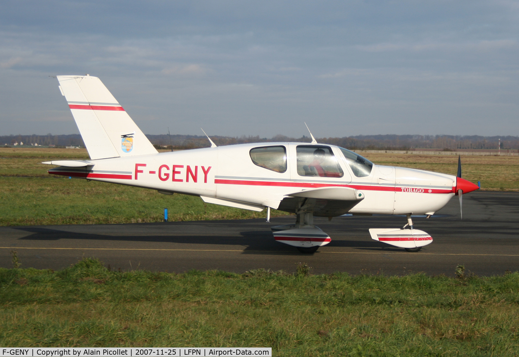 F-GENY, Socata TB-10 Tobago C/N 640, taxing on the runway