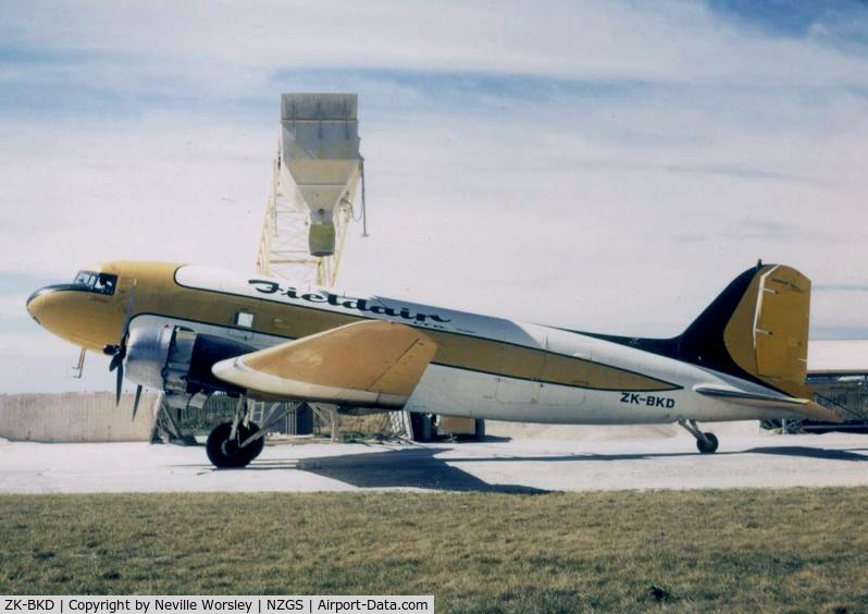 ZK-BKD, Douglas DC-3 C/N 13521, Loading at Gisborne 1980