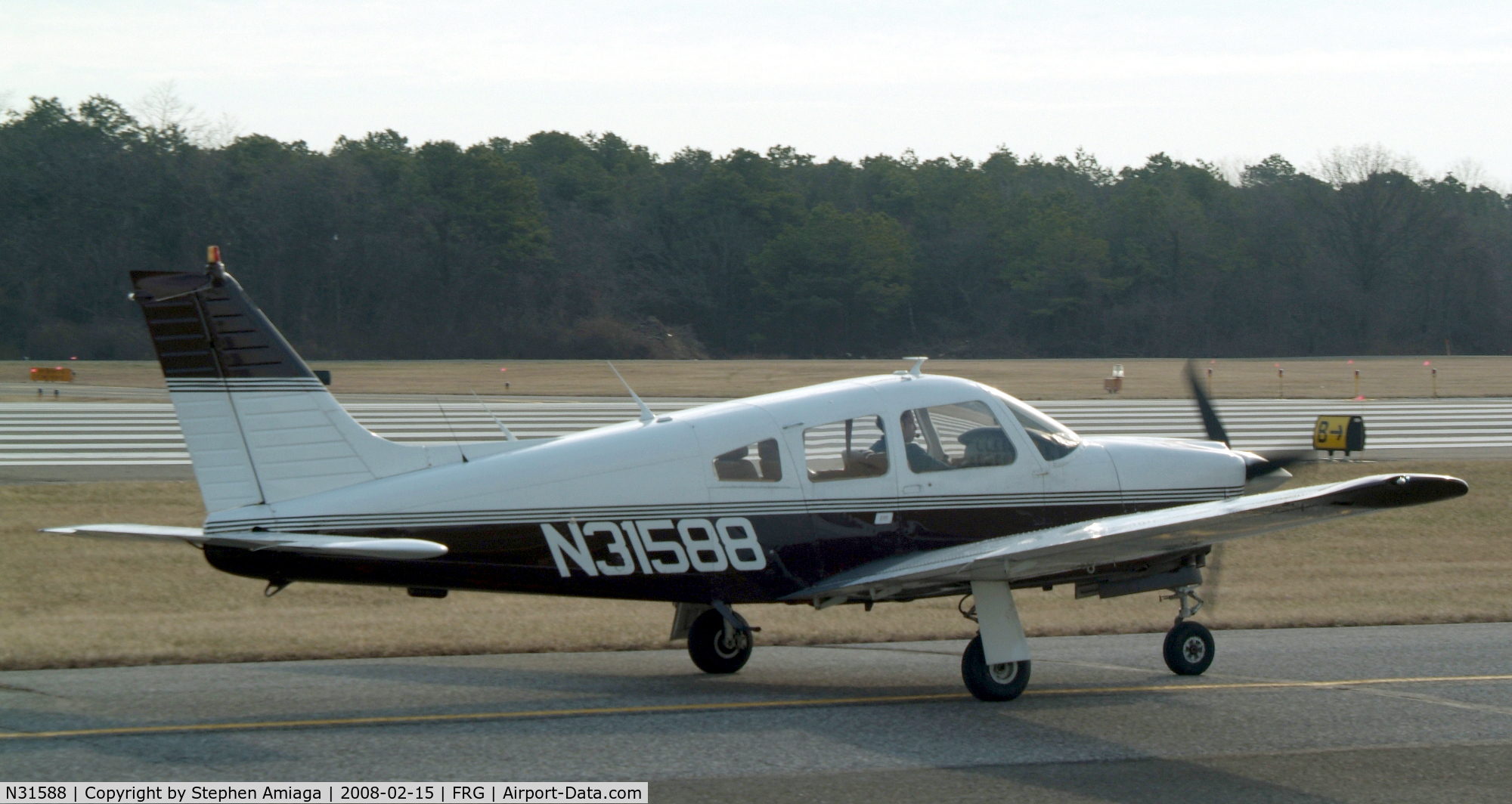 N31588, 1978 Piper PA-28R-201 Cherokee Arrow III C/N 28R-7837238, Arrow taxiing on 