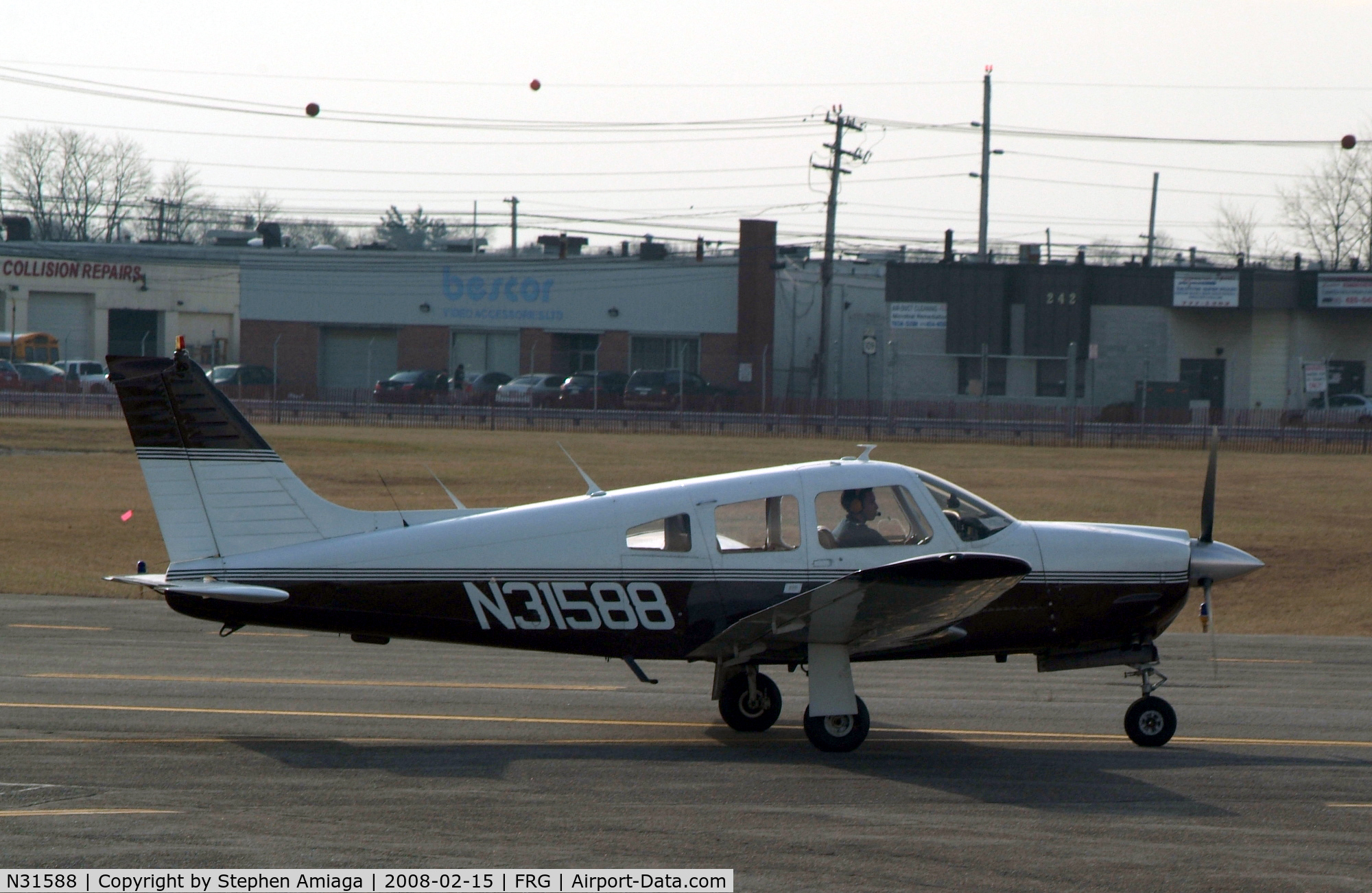 N31588, 1978 Piper PA-28R-201 Cherokee Arrow III C/N 28R-7837238, Arrow taxiing on 