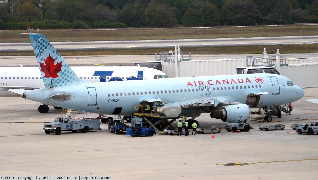 C-FLSU, 1992 Airbus A320-211 C/N 309, Ground personnel preparing the aircraft for its return to Toronto