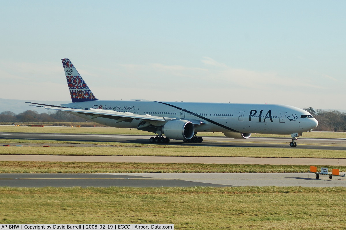 AP-BHW, 2007 Boeing 777-340/ER C/N 33779, PIA - Landing