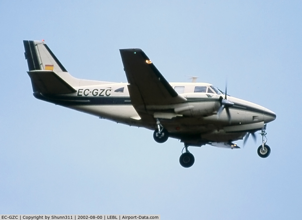 EC-GZC, 1965 Beech 65-A80 C/N LD228, Landing rwy 25