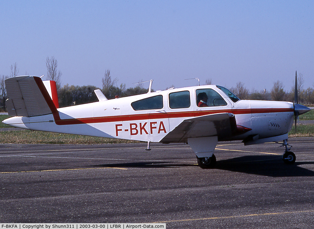 F-BKFA, 1964 Beech S35 Bonanza Bonanza C/N D-7432, Arriving from a light flight...