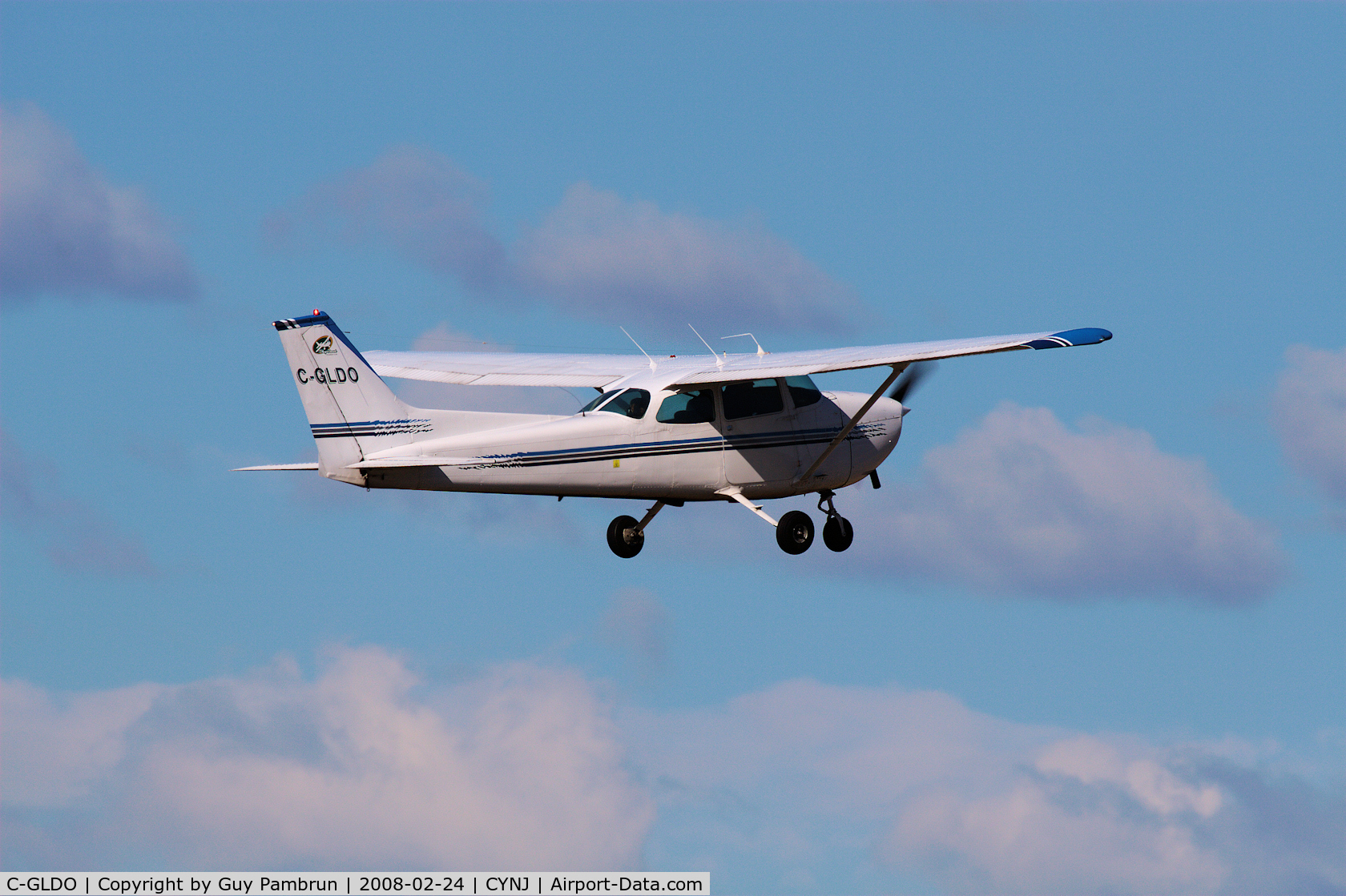 C-GLDO, 1974 Cessna 172M C/N 17264534, Take-off