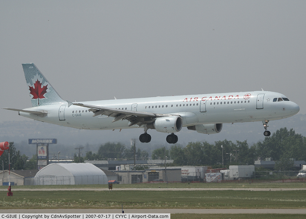 C-GIUE, 2001 Airbus A321-211 C/N 1632, About to land on Rwy 34 on a scorching hot and hazy day in Calgary