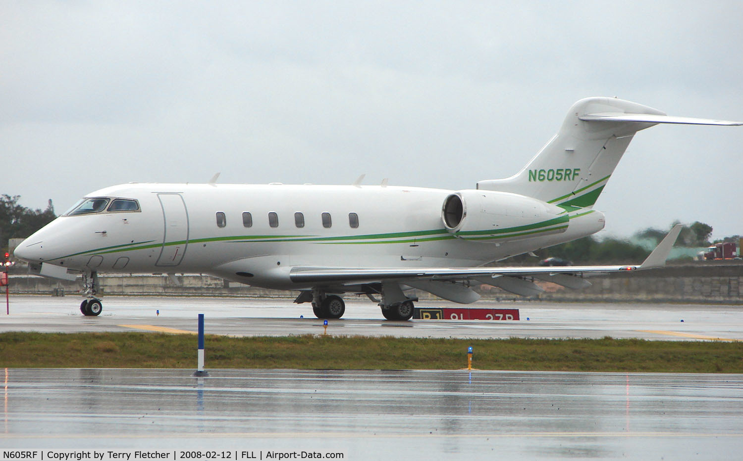 N605RF, 2006 Bombardier Challenger 300 (BD-100-1A10) C/N 20089, Challenger 300 makes its way to the departure threshold