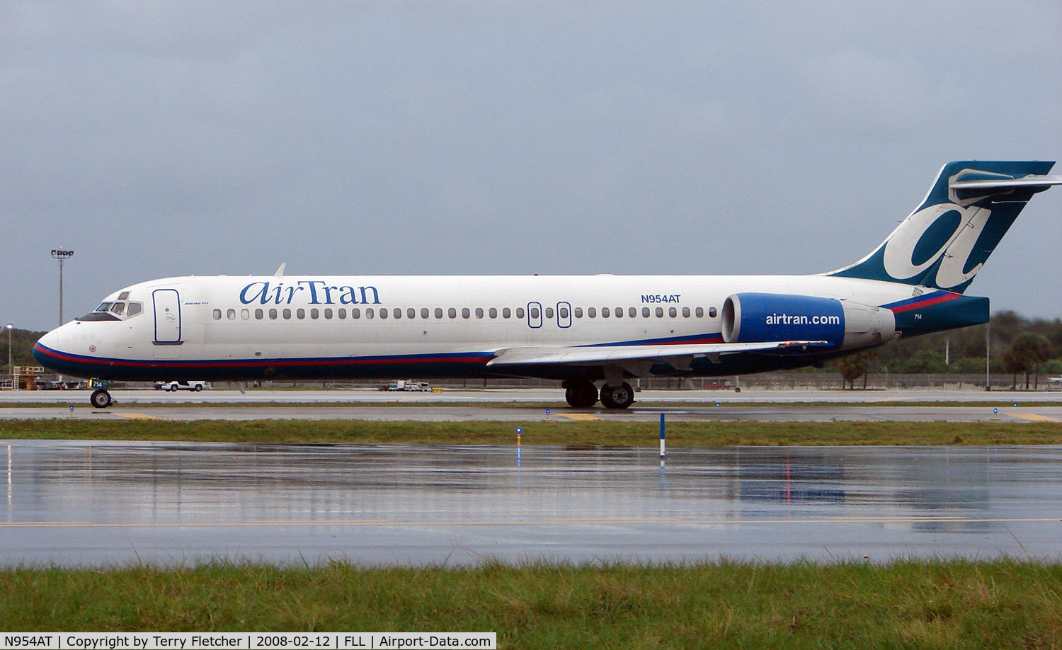 N954AT, 2000 Boeing 717-2BD C/N 55016, Air Tran awaits departure from a very wet FLL