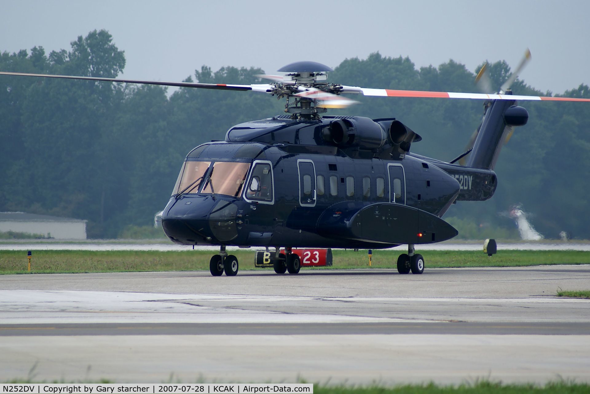 N252DV, 2004 Sikorsky S-92A C/N 920009, just landing