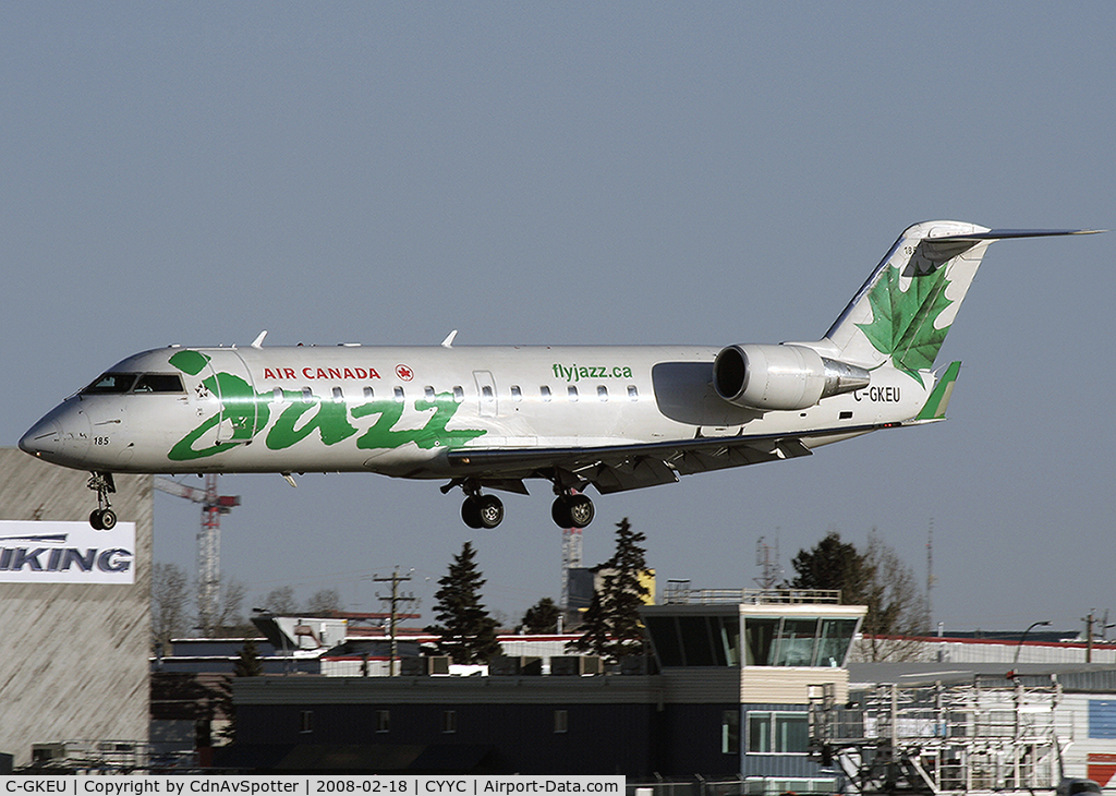 C-GKEU, 2000 Bombardier CRJ-200ER (CL-600-2B19) C/N 7376, About to land on Rwy 34