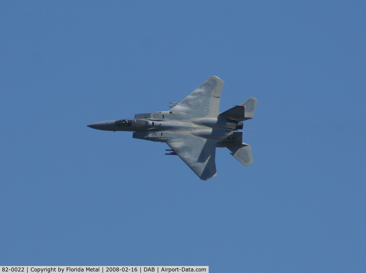 82-0022, 1982 McDonnell Douglas F-15C Eagle C/N 0836/C253, F-15C breaking from formation