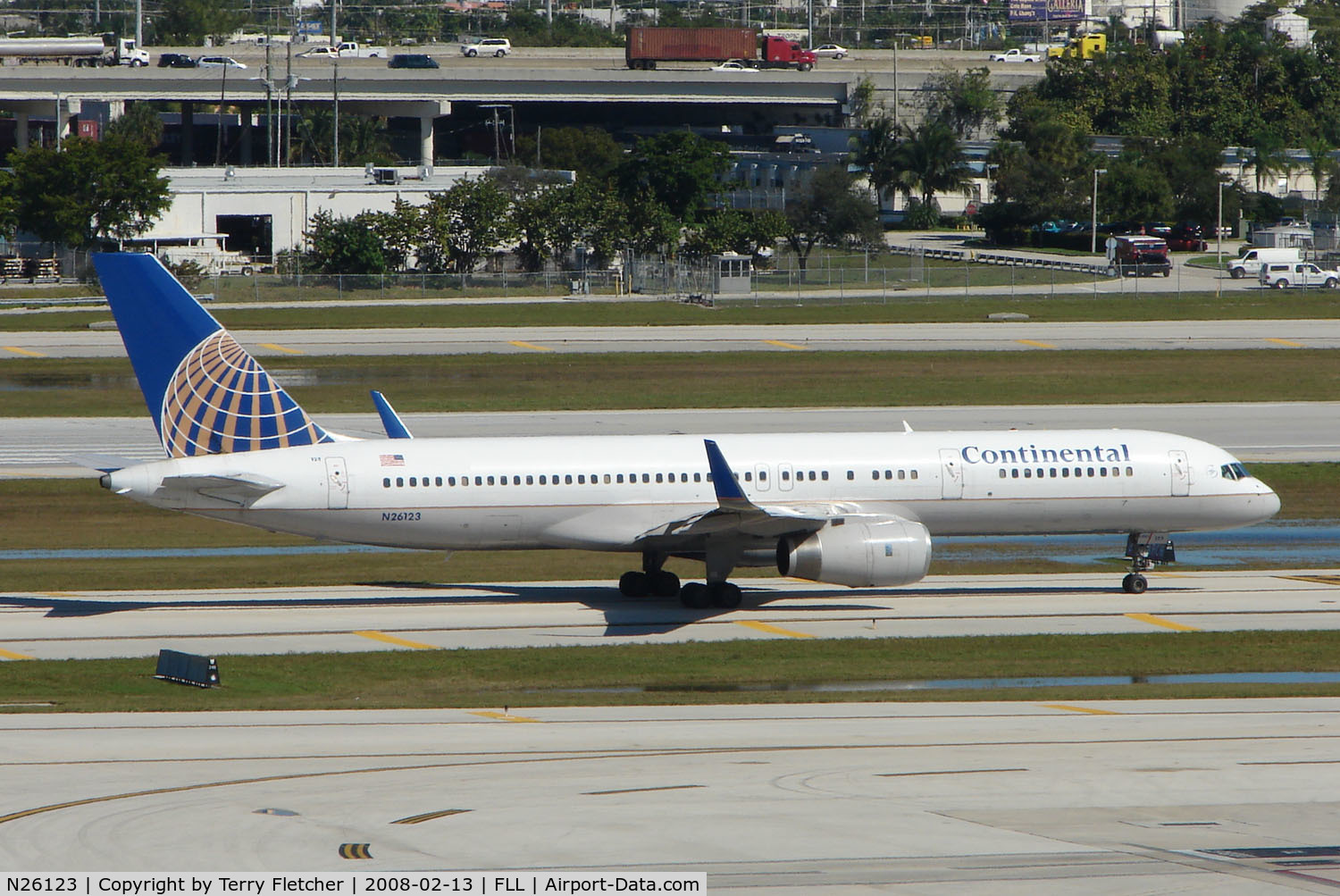 N26123, 1997 Boeing 757-224 C/N 28966, Continental Airlines B757 taxies in at FLL in Feb 2008
