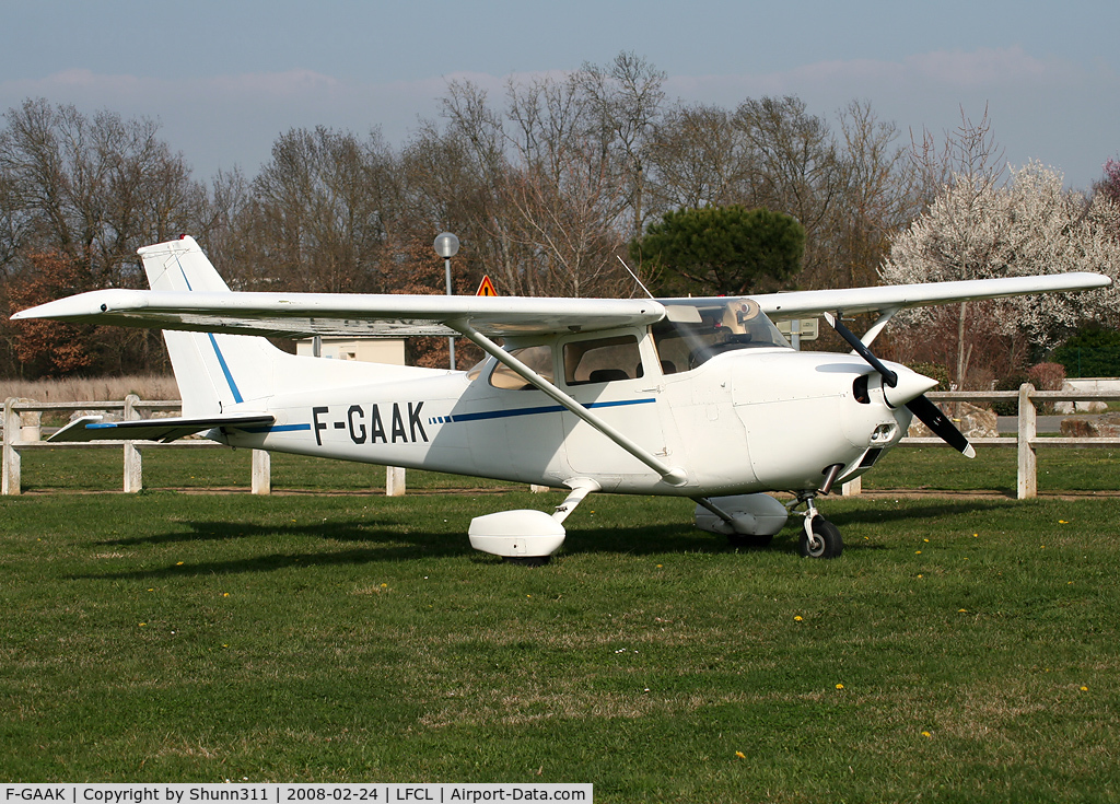 F-GAAK, Reims F172M Skyhawk Skyhawk C/N 1465, Parked on the grass