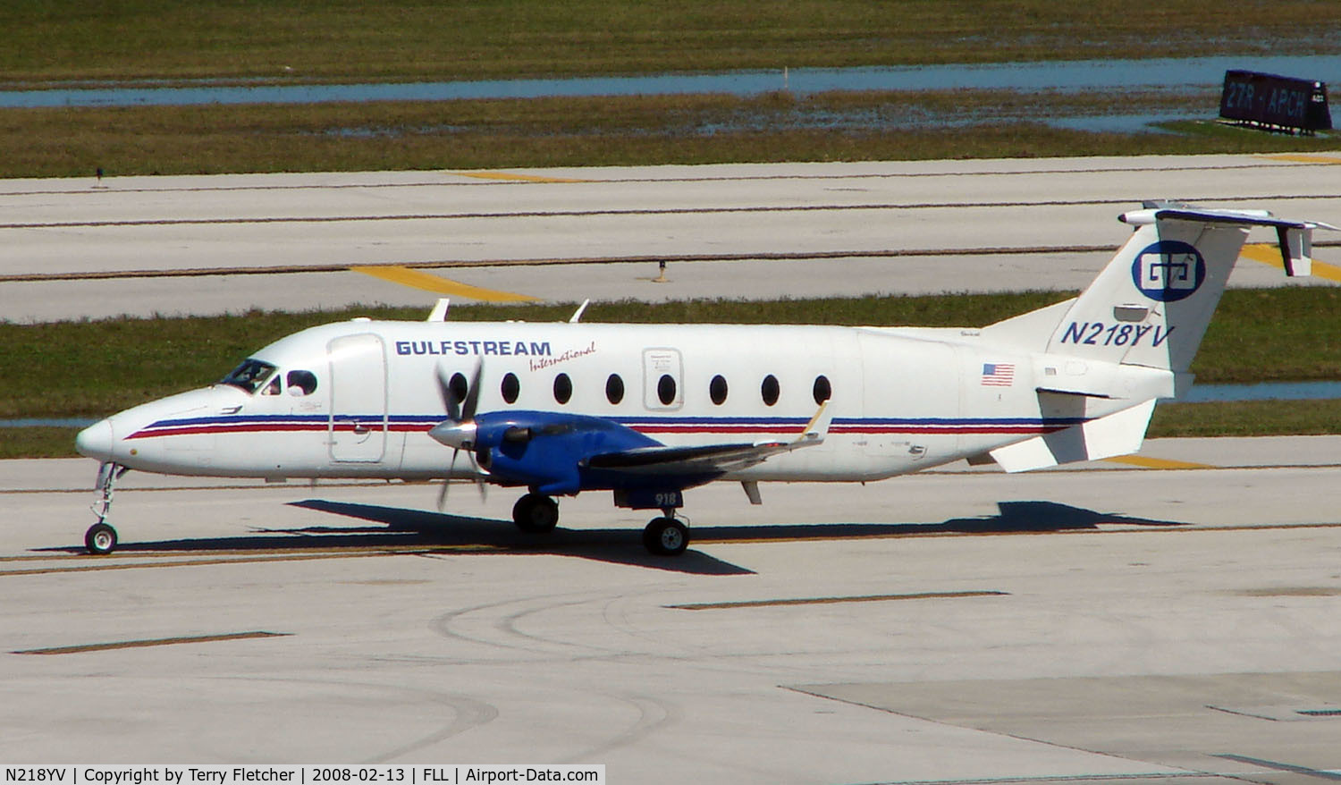 N218YV, 1996 Beech 1900D C/N UE-218, Gulfstream International B1900D taxies off stand at Ft Lauderdale Int