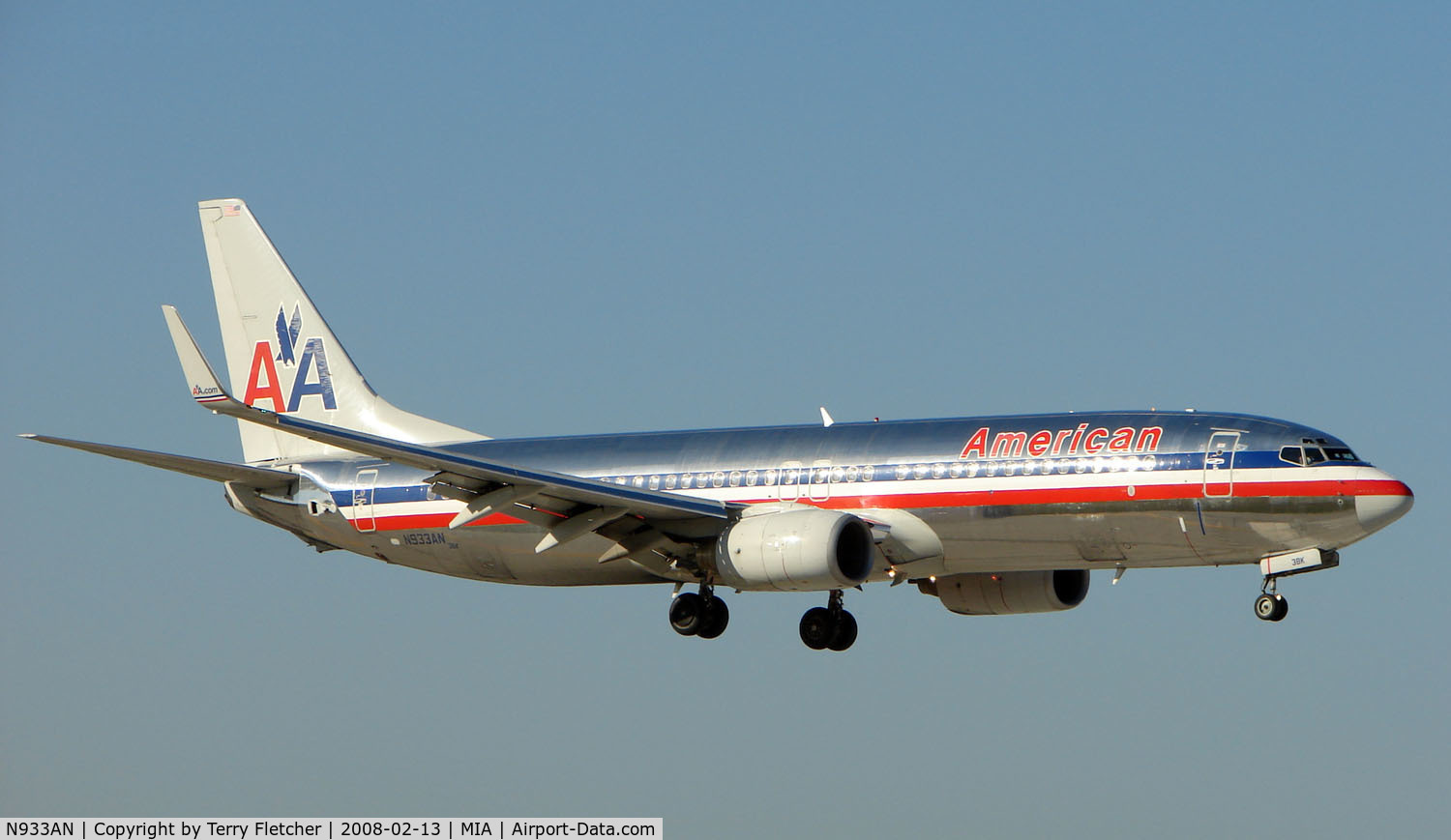 N933AN, 2000 Boeing 737-823 C/N 30080, American B737 lands at close quarters on the cross runway
