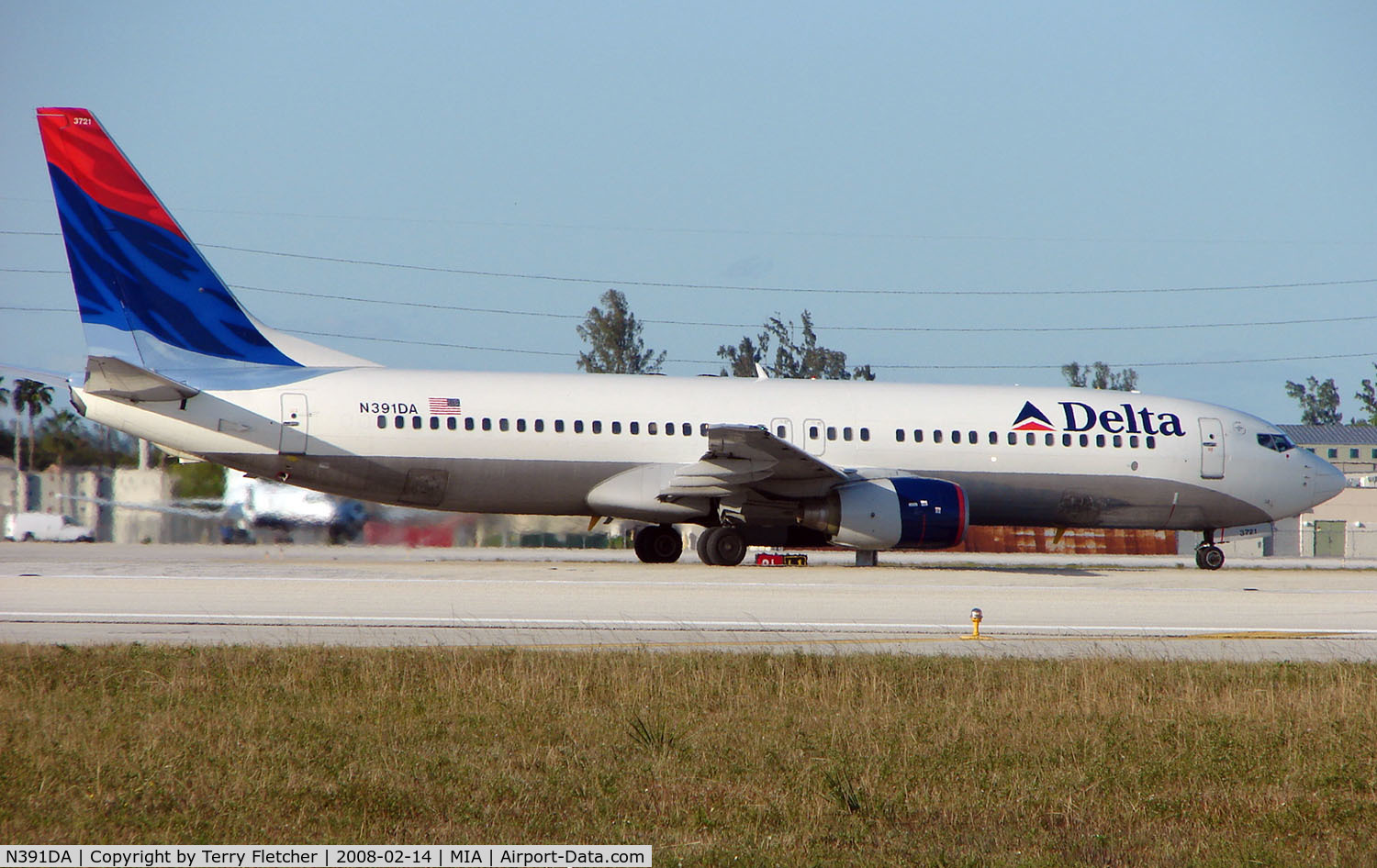 N391DA, 2000 Boeing 737-832 C/N 30560, Delta B737 about to depart Miami
