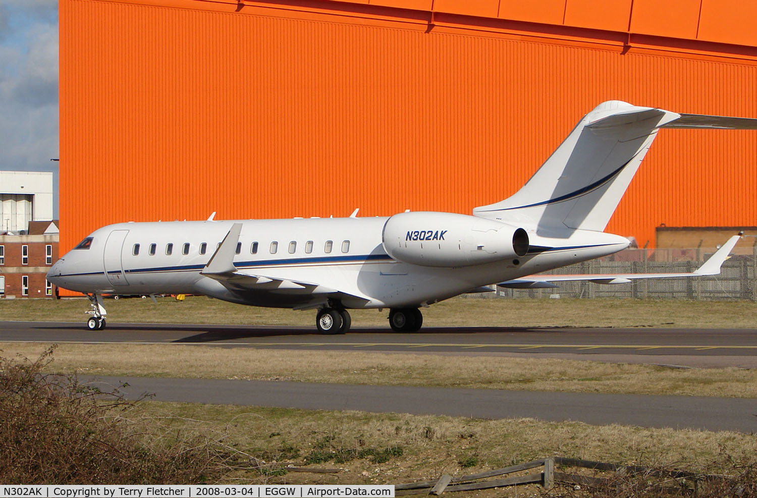 N302AK, 2005 Bombardier BD-700-1A10 Global Express XRS C/N 9181, Global Express arriving at Luton in March 2008