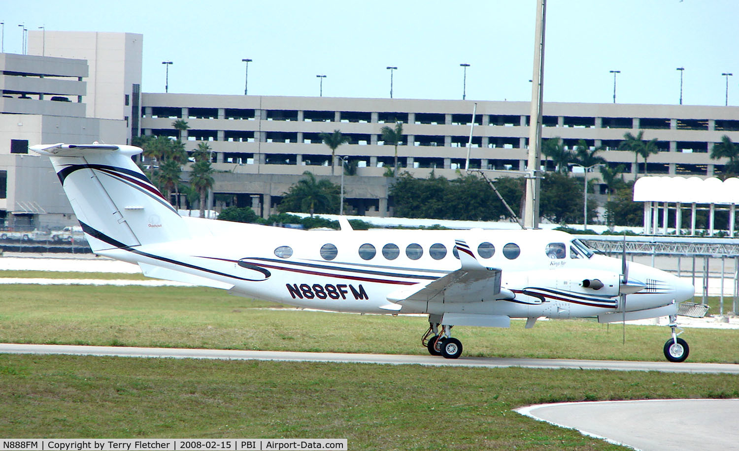N888FM, Raytheon Aircraft Company B300 C/N FL-418, The business aircraft traffic at West Palm Beach on the Friday before President's Day always provides the aviation enthusiast / photographer with a treat