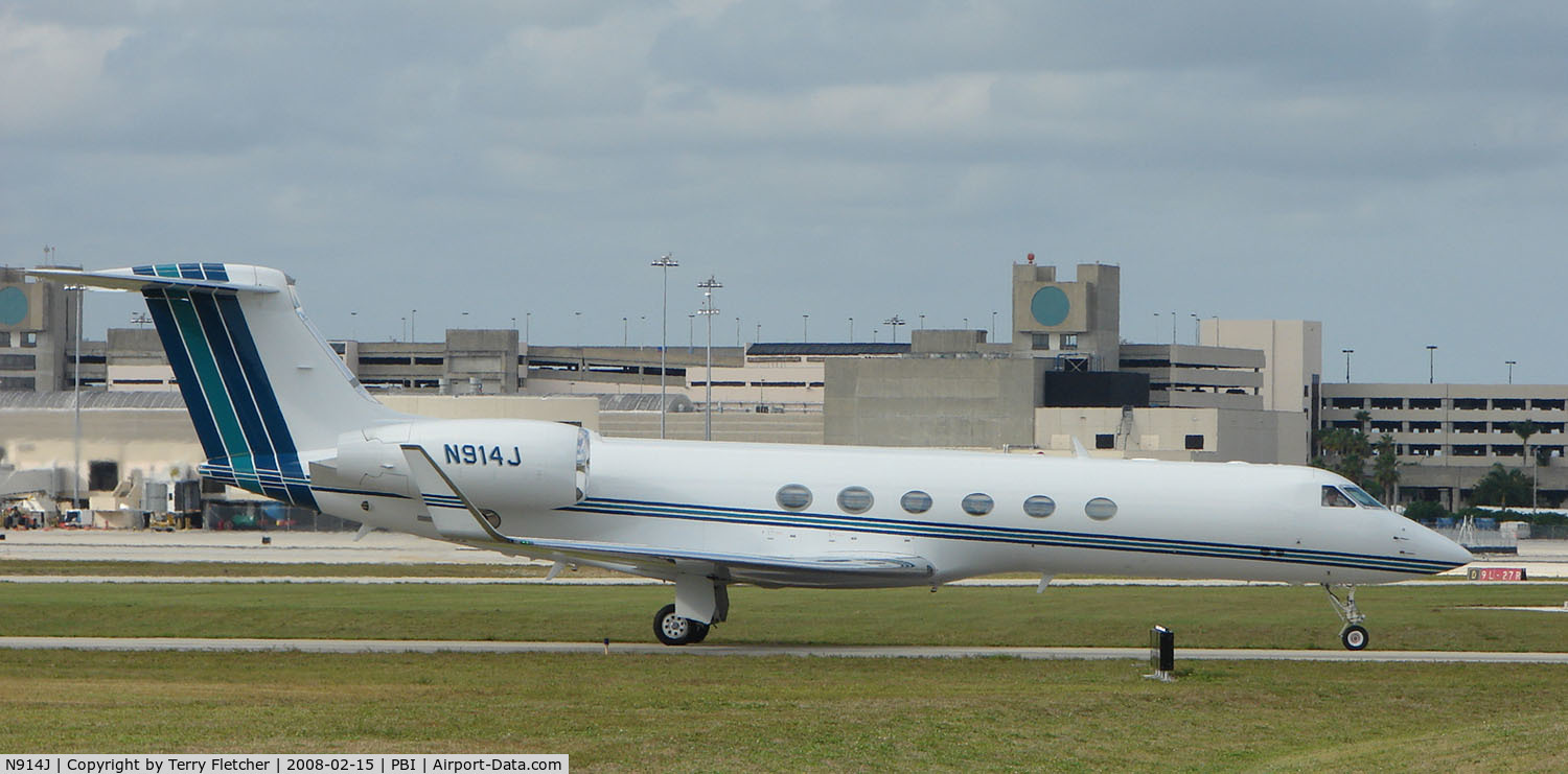 N914J, 2000 Gulfstream Aerospace G-V C/N 615, The business aircraft traffic at West Palm Beach on the Friday before President's Day always provides the aviation enthusiast / photographer with a treat