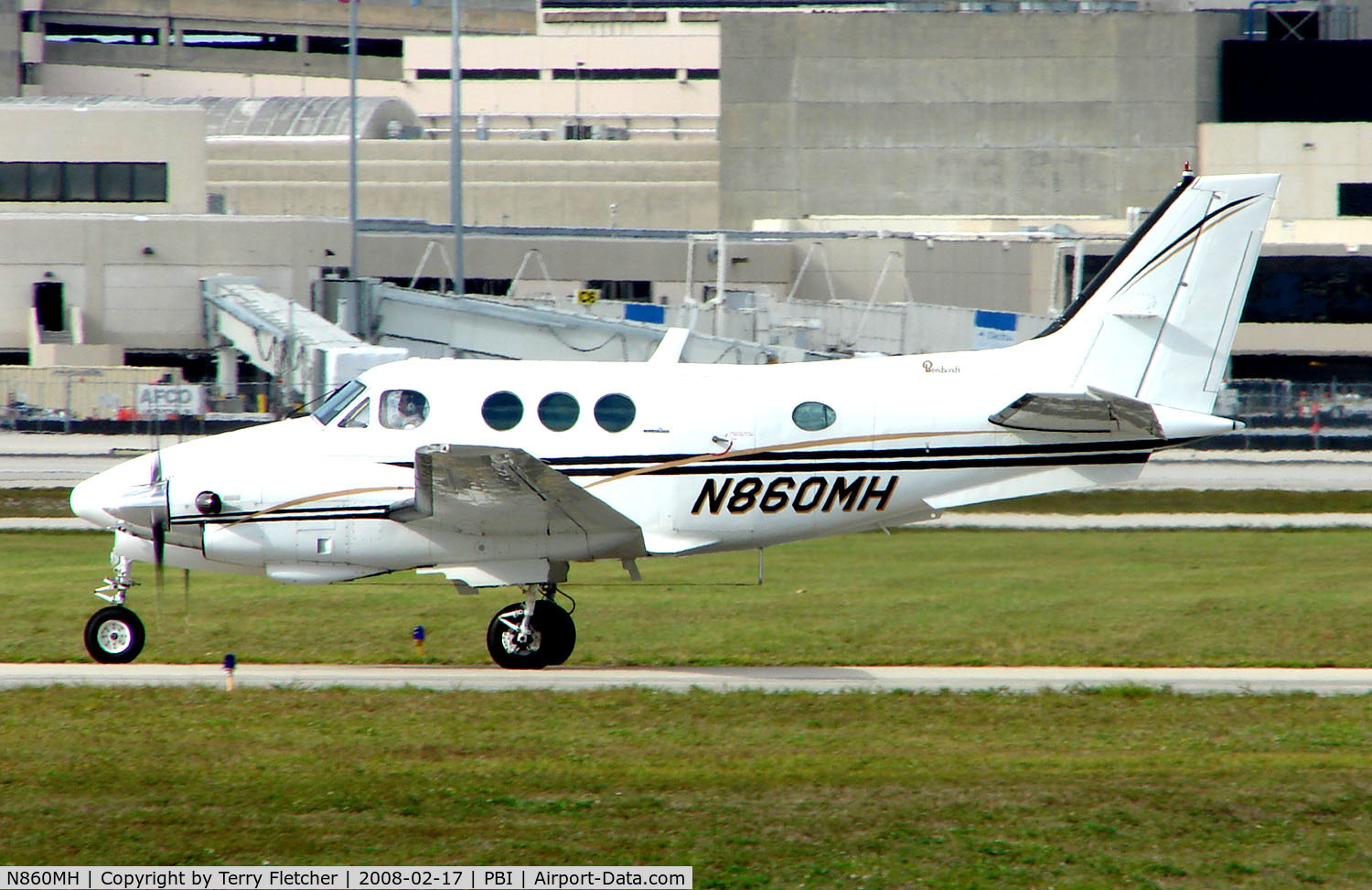 N860MH, 1976 Beech E-90 King Air C/N LW-210, The business aircraft traffic at West Palm Beach on the Friday before President's Day always provides the aviation enthusiast / photographer with a treat