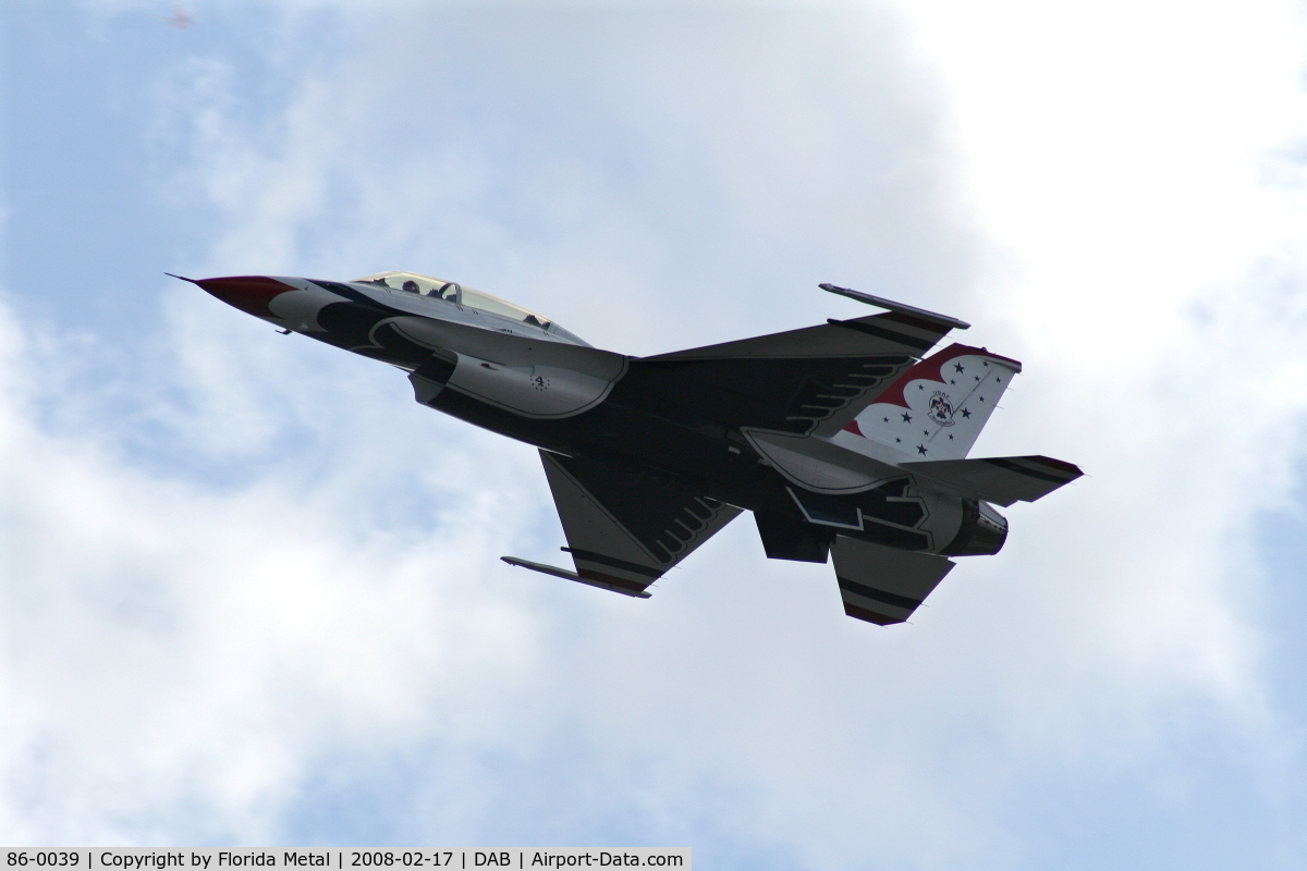 86-0039, 1986 General Dynamics F-16D Fighting Falcon C/N 5D-43, Thunderbirds taking off for a flyover of the Daytona 500