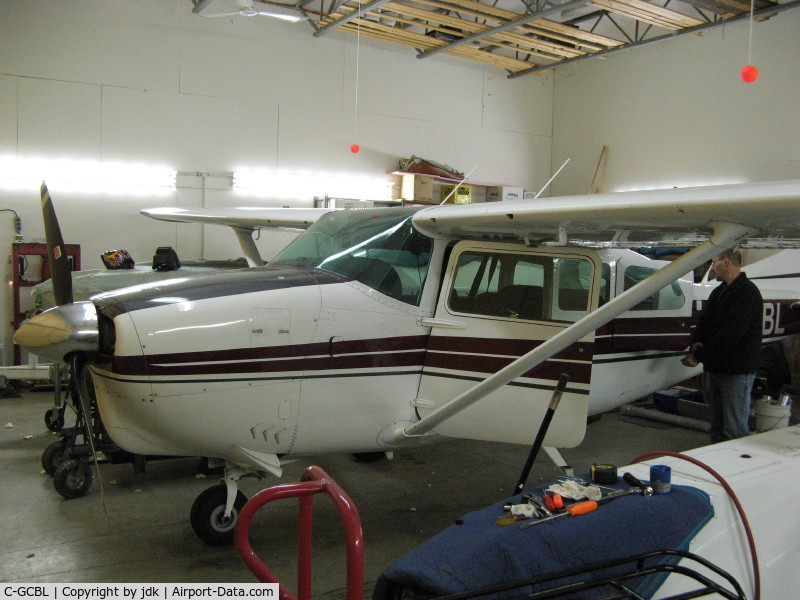 C-GCBL, Cessna 210C C/N 21058151, In hangar
