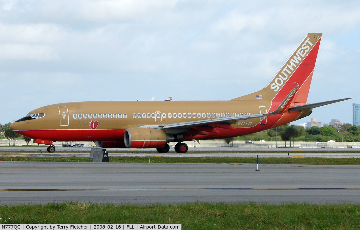 N777QC, 2000 Boeing 737-7H4 C/N 30592, This Southwest B737 still wears the old colour scheme in Feb 2008