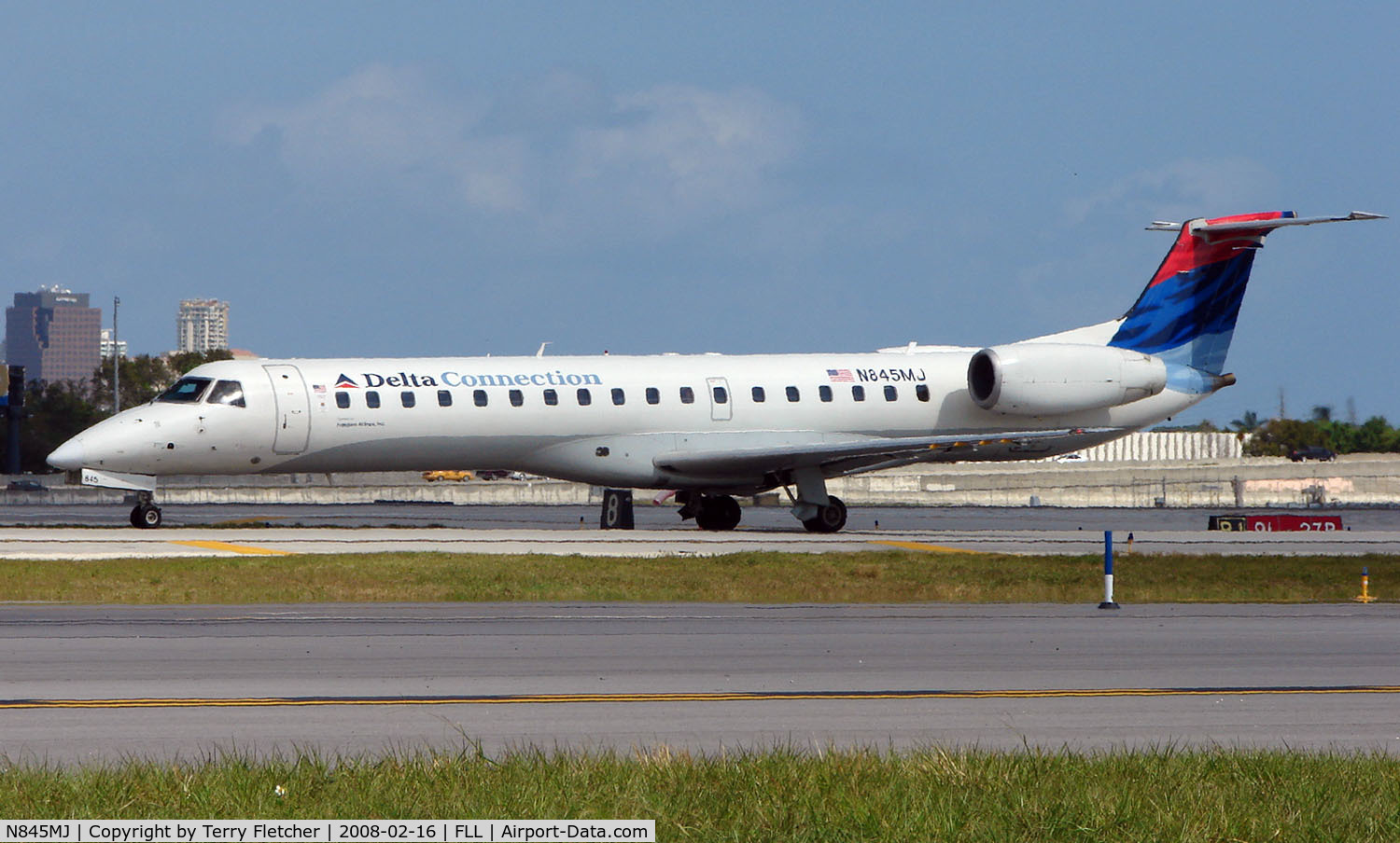 N845MJ, 2001 Embraer ERJ-145LR (EMB-145LR) C/N 145502, Delta Connection Embraer 145 awaits departure from FLL