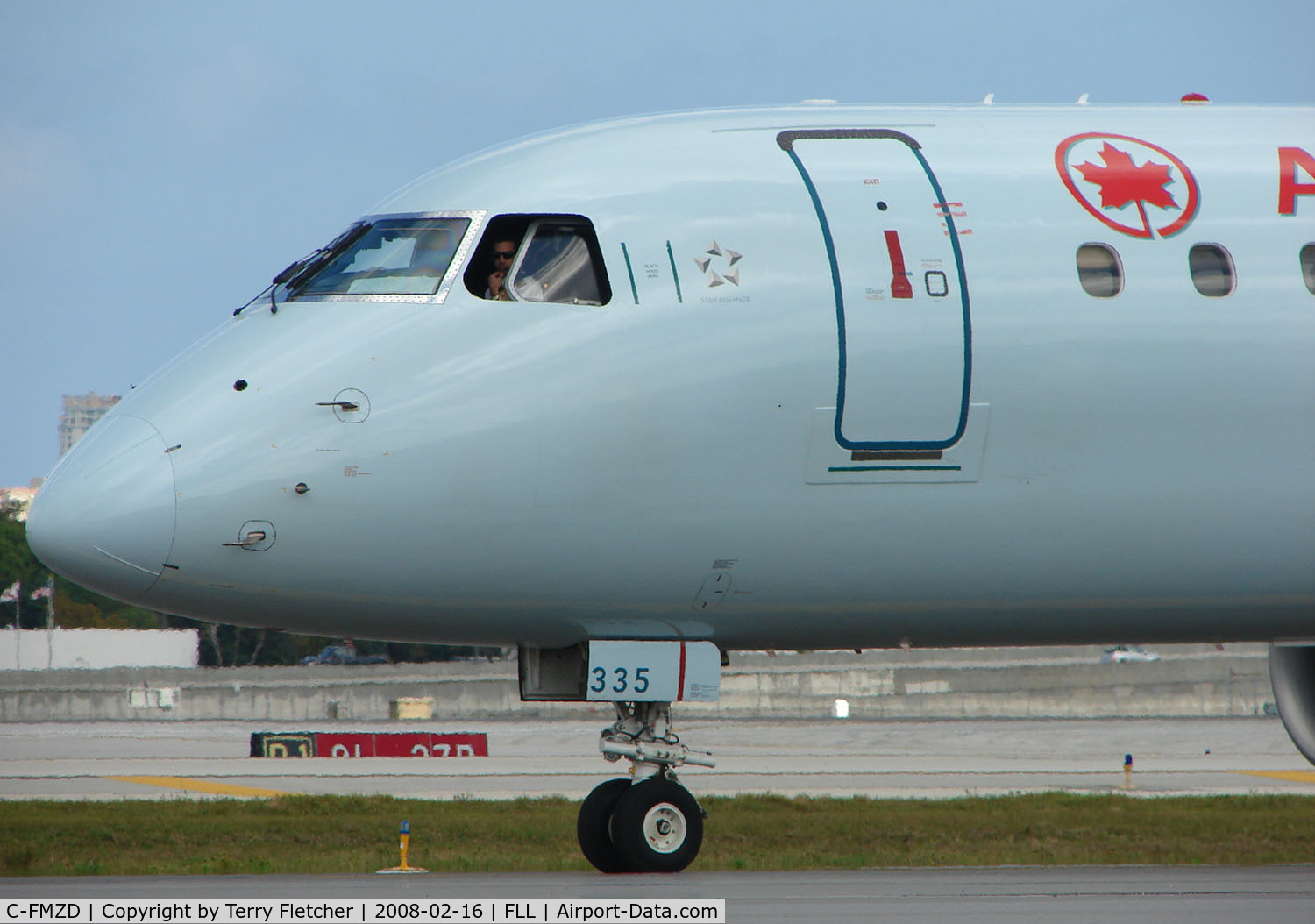 C-FMZD, 2007 Embraer 190AR (ERJ-190-100IGW) C/N 19000115, The pilot of this Air Canada EMB190 looks a bit bemused by all the attention from the photographers