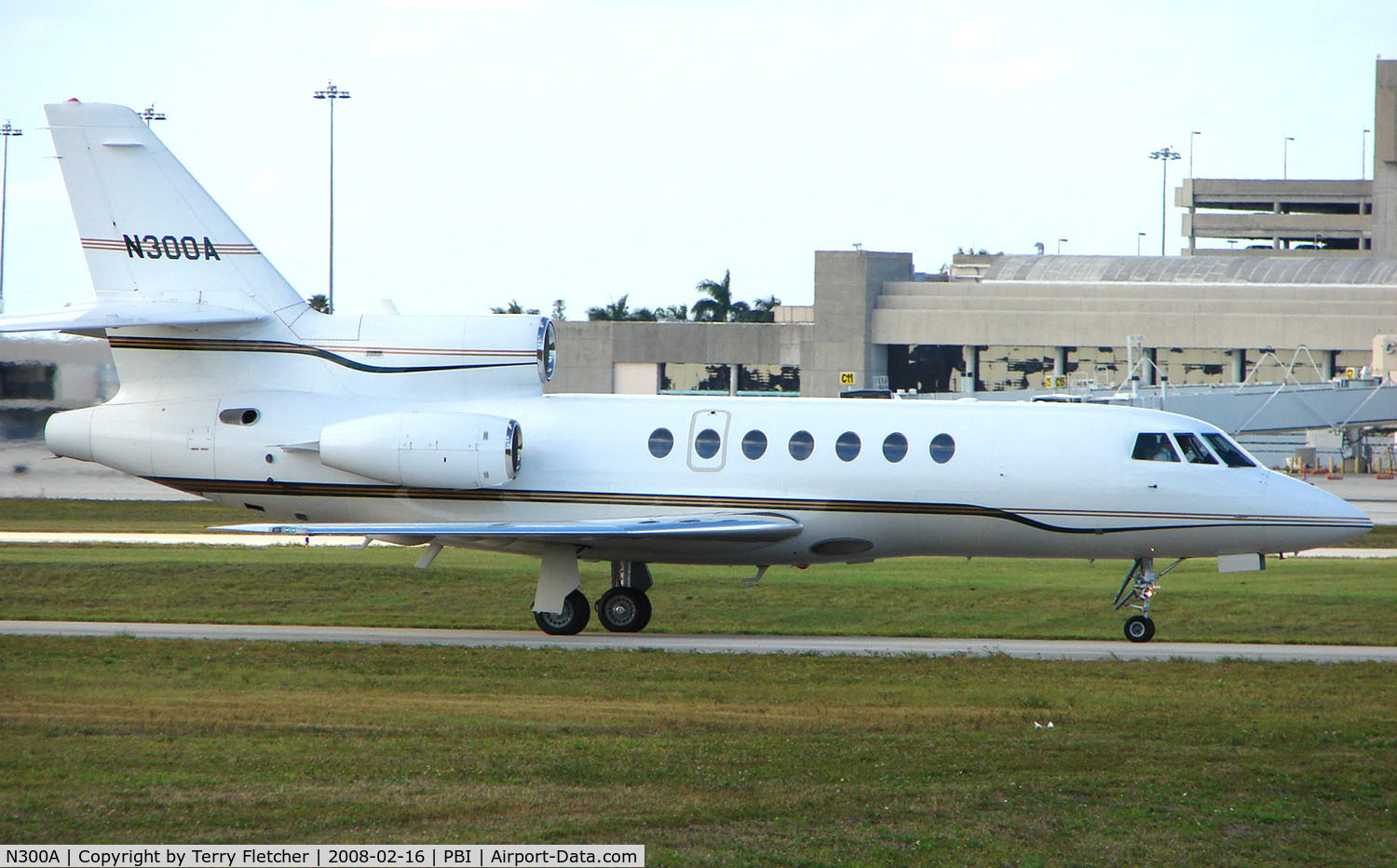 N300A, Gulfstream Aerospace GV-SP (G550) C/N 5309, Falcon 50 taxies in at West Palm Beach