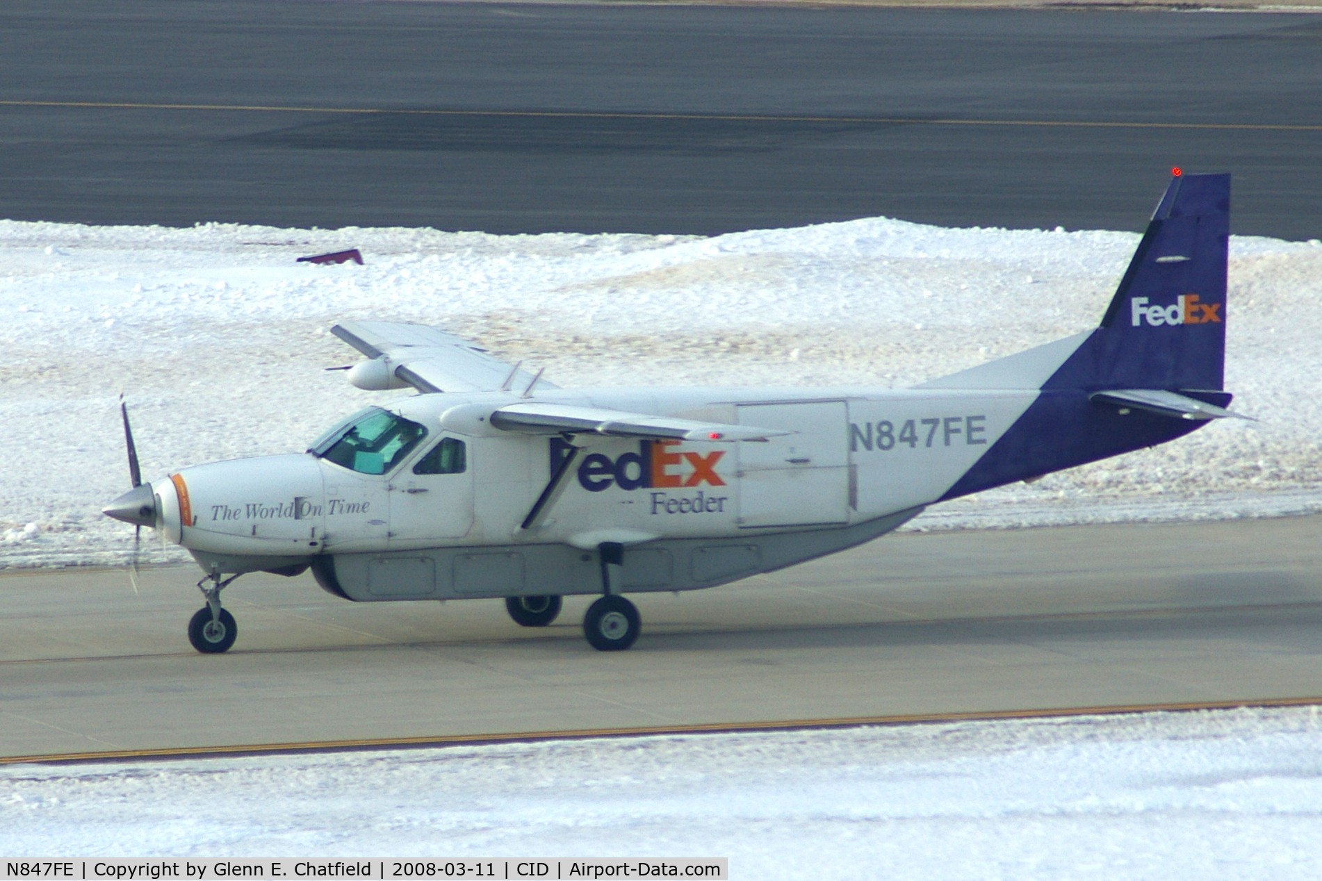 N847FE, 1989 Cessna 208B C/N 208B0156, Taxiing to Runway 27 for departure to Indianapolis