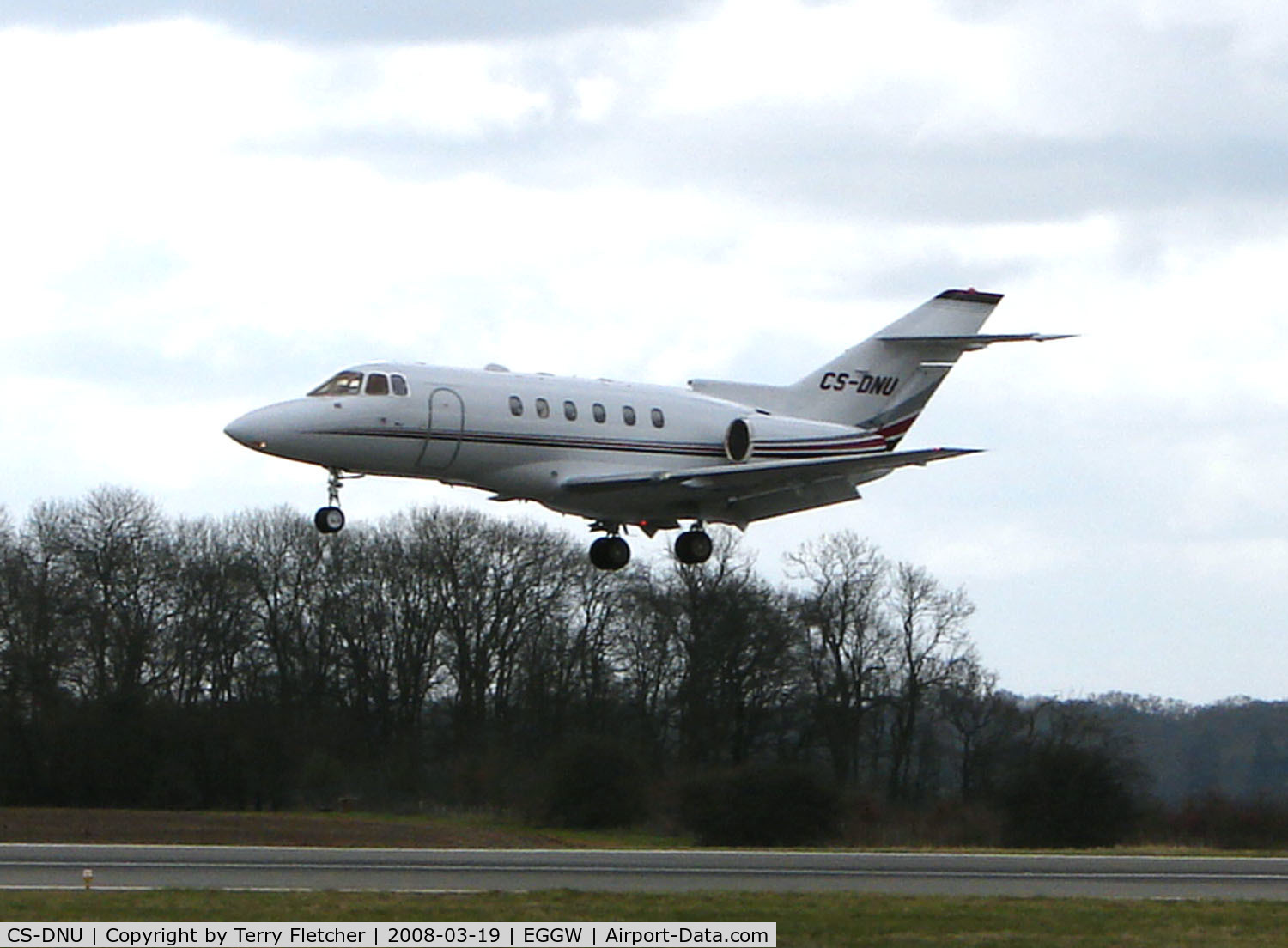 CS-DNU, 2000 Raytheon Hawker 800XP C/N 258479, Netjets Hawker 800XP about to land at Luton in dull weather