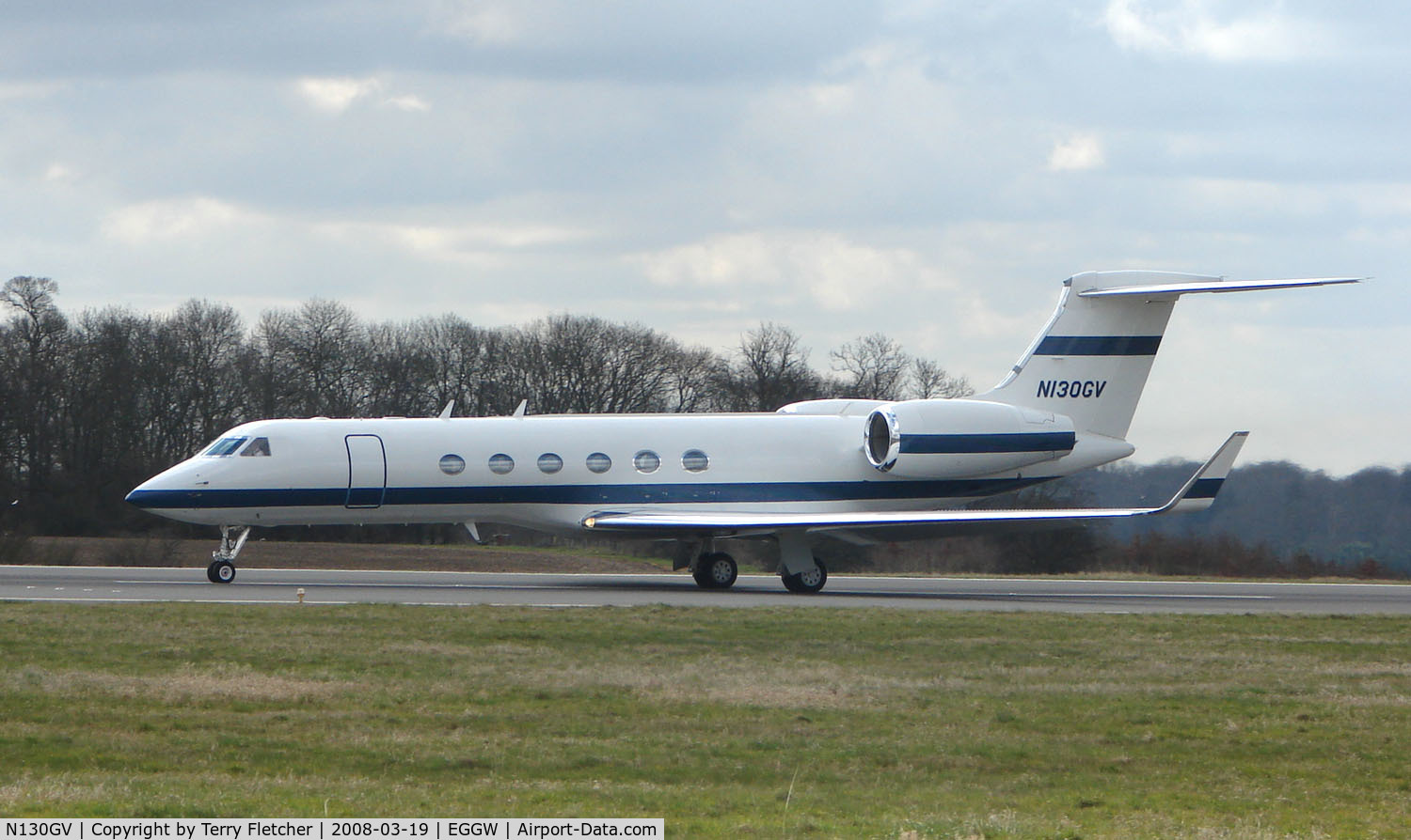 N130GV, 2001 Gulfstream Aerospace G-V C/N 630, Gulfstream G1159D departs Luton in March 2008
