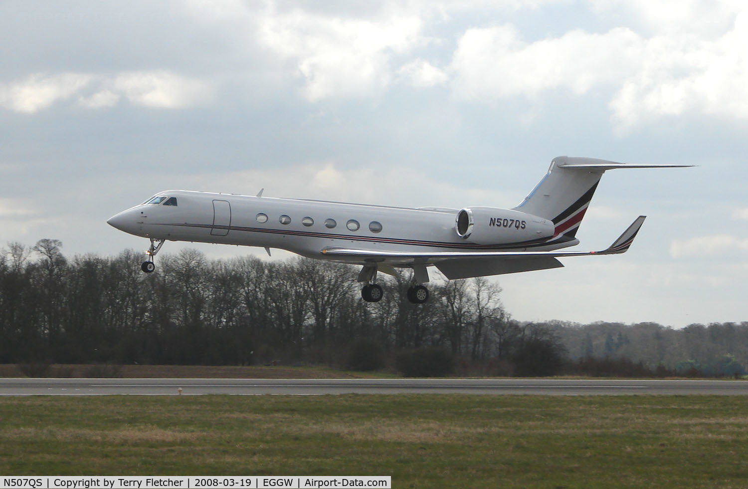 N507QS, 2000 Gulfstream Aerospace G-V C/N 625, Netjets Gulfstream V about to land at Luton