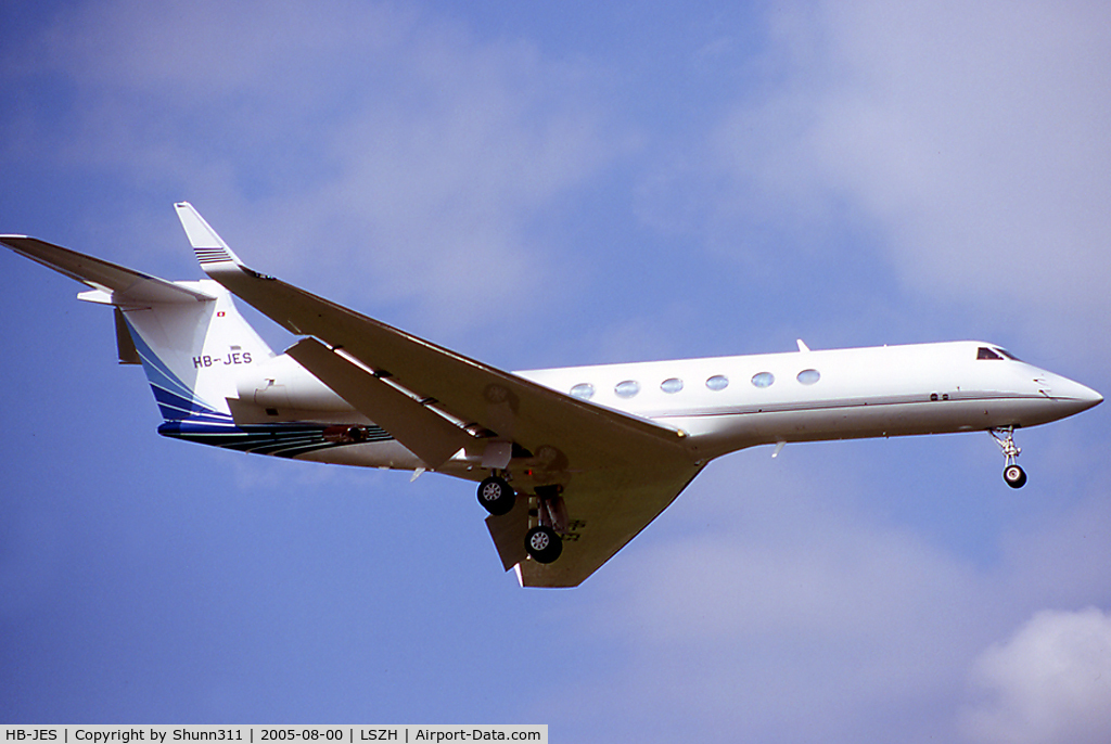 HB-JES, 1998 Gulfstream Aerospace G-V C/N 556, Landing rwy 14