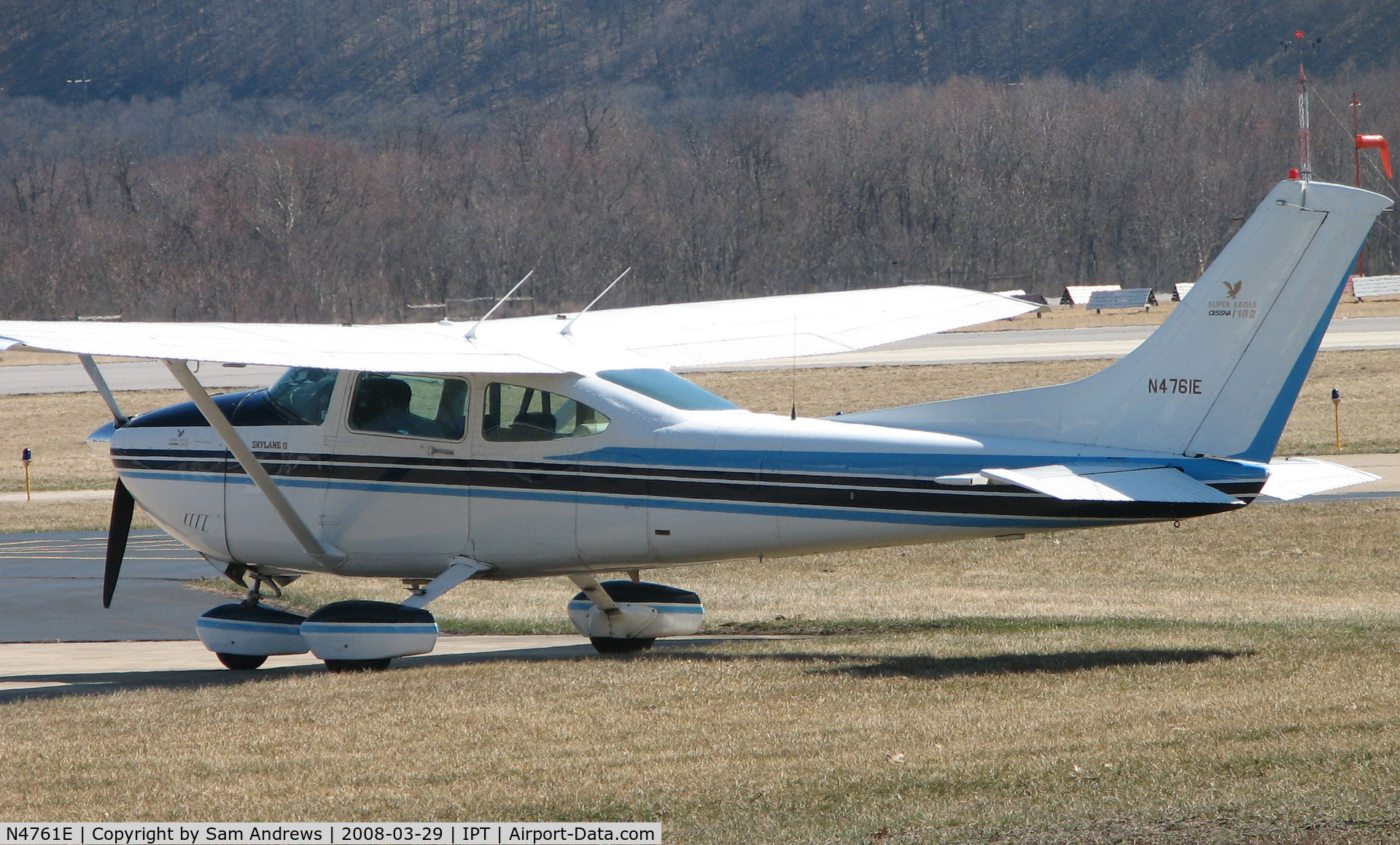 N4761E, 1982 Cessna 182R Skylane C/N 18268270, Looks pretty good from this angle.