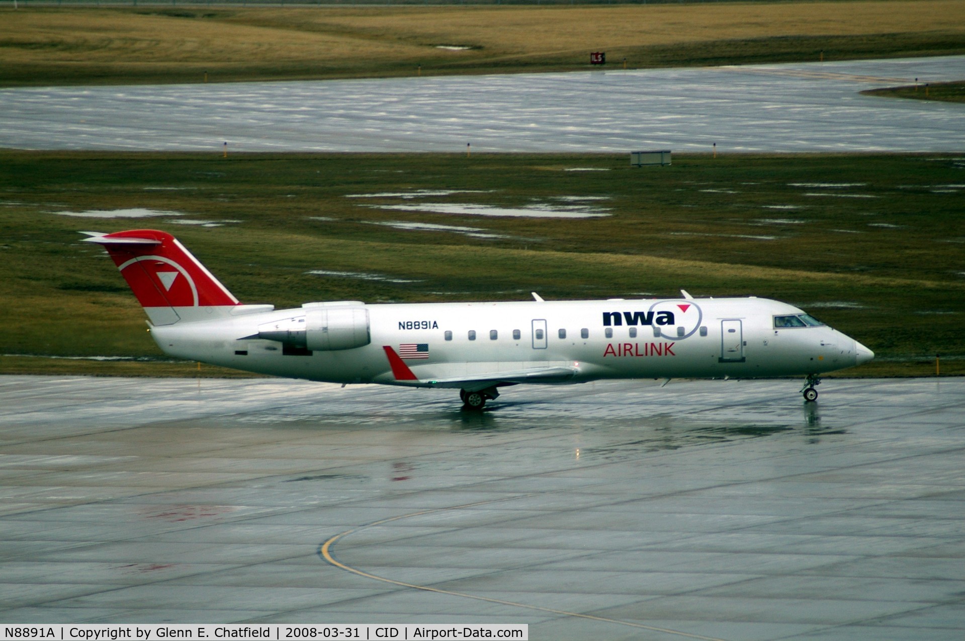 N8891A, 2004 Bombardier CRJ-200 (CL-600-2B19) C/N 7891, Taxiing for departure on Runway 9