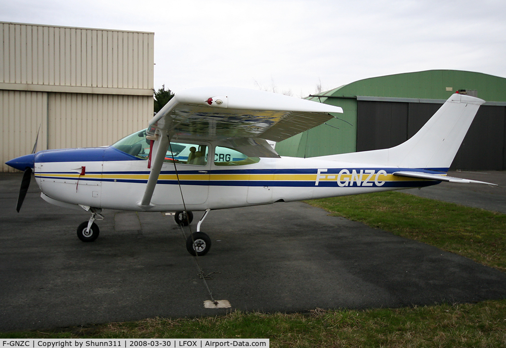 F-GNZC, Cessna R182 Skylane RG C/N R182-01199, At the maintenance area without right wing
