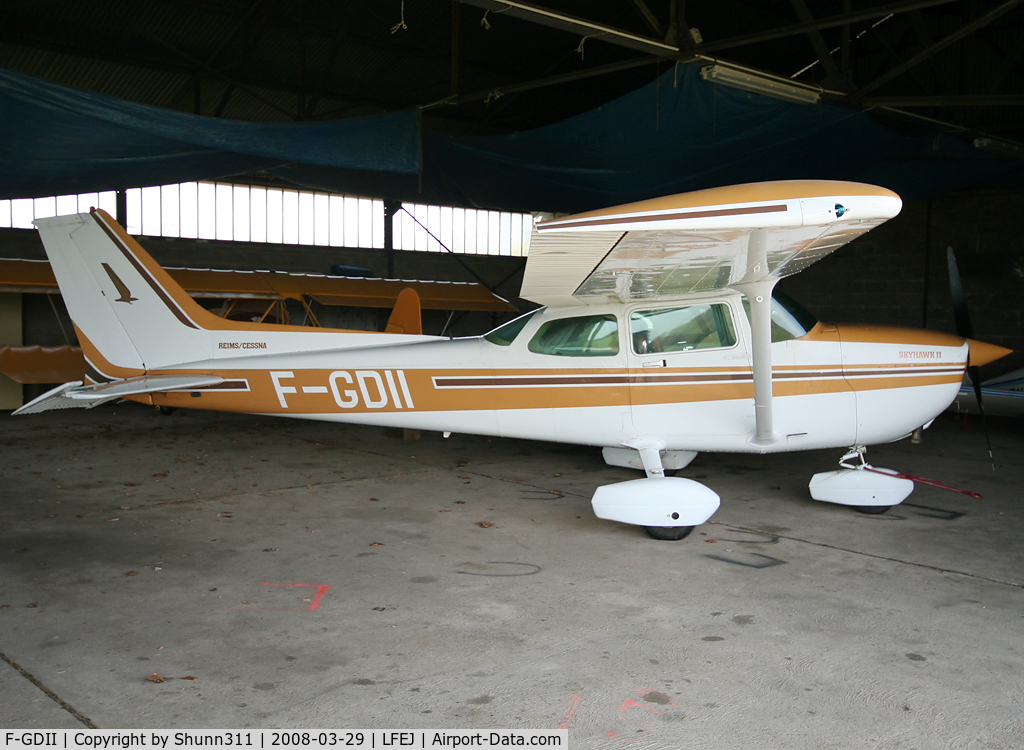 F-GDII, Reims F172P C/N 2155, Inside Airclub's hangar