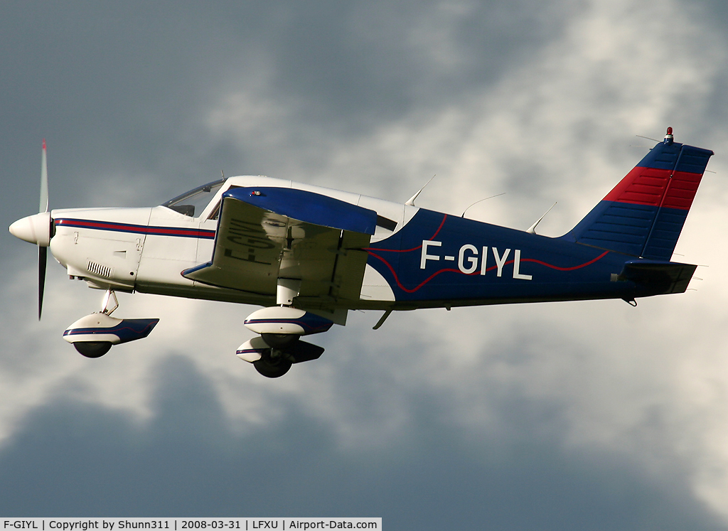 F-GIYL, Piper PA-28-180 Cherokee C/N 28-4540, On take off from this grass airfield