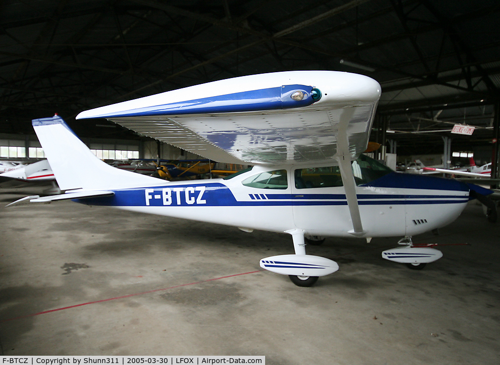 F-BTCZ, Cessna 182P Skylane C/N 18260951, Inside GAMA Airclub's hangar...