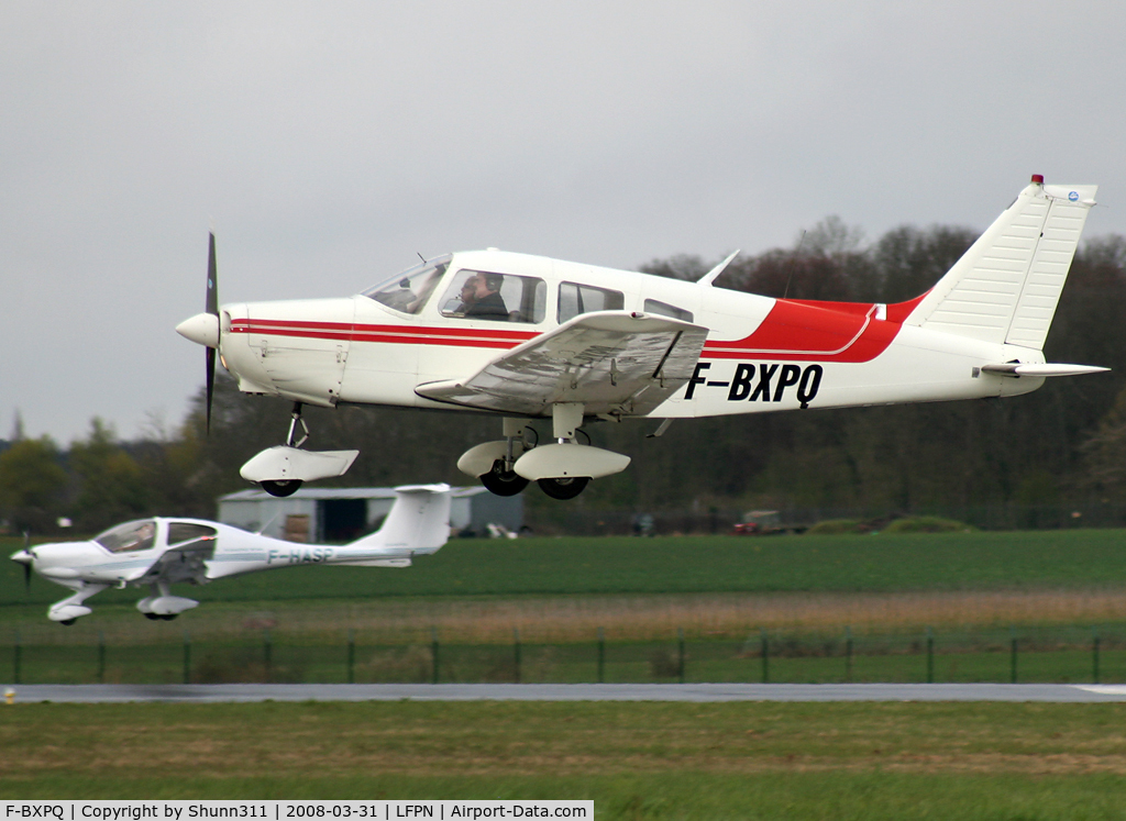 F-BXPQ, Piper PA-28-151 Cherokee Warrior C/N 287615122, On landing for one and on go around for the other....