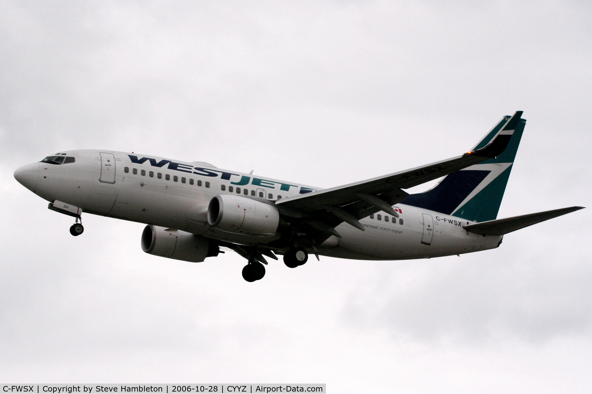 C-FWSX, 2004 Boeing 737-7CT C/N 32761, Short Finals at Toronto - Over 